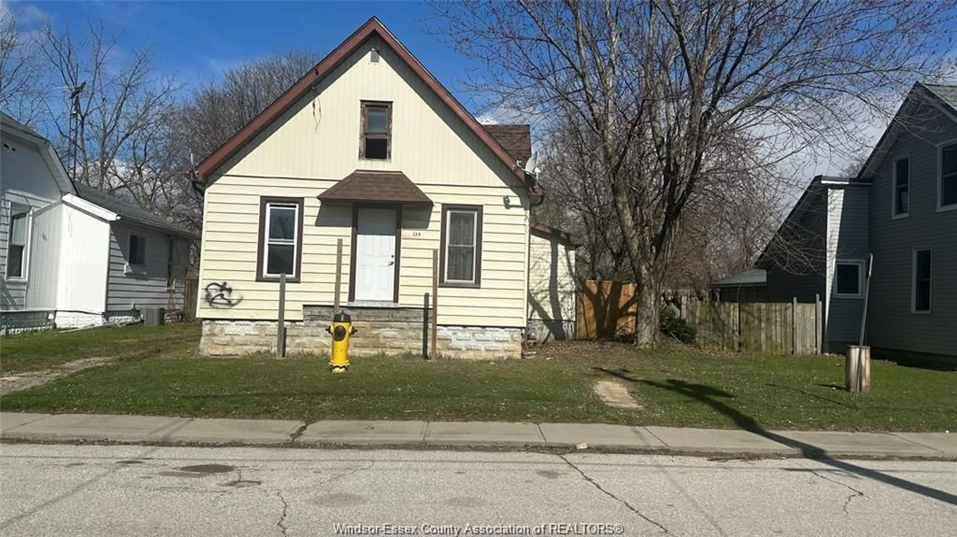 A pic from outside/outdoor area/front of a property/back of a property/a pic from drone, street for 135 EDGAR St, Chatham Ontario N7M 1V6