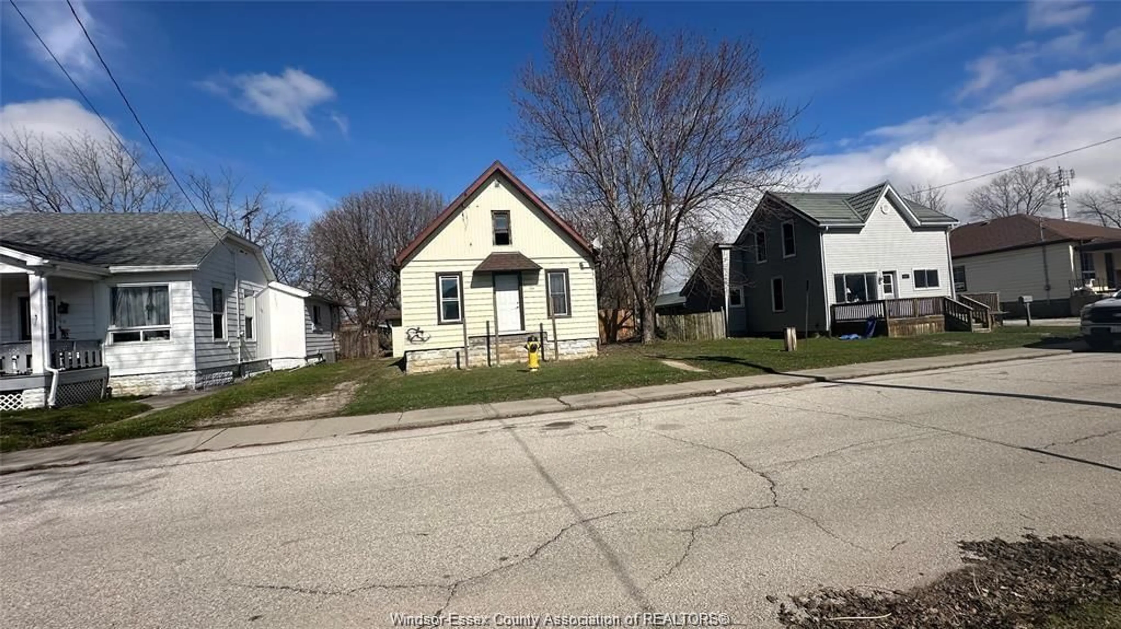 A pic from outside/outdoor area/front of a property/back of a property/a pic from drone, street for 135 EDGAR St, Chatham Ontario N7M 1V6