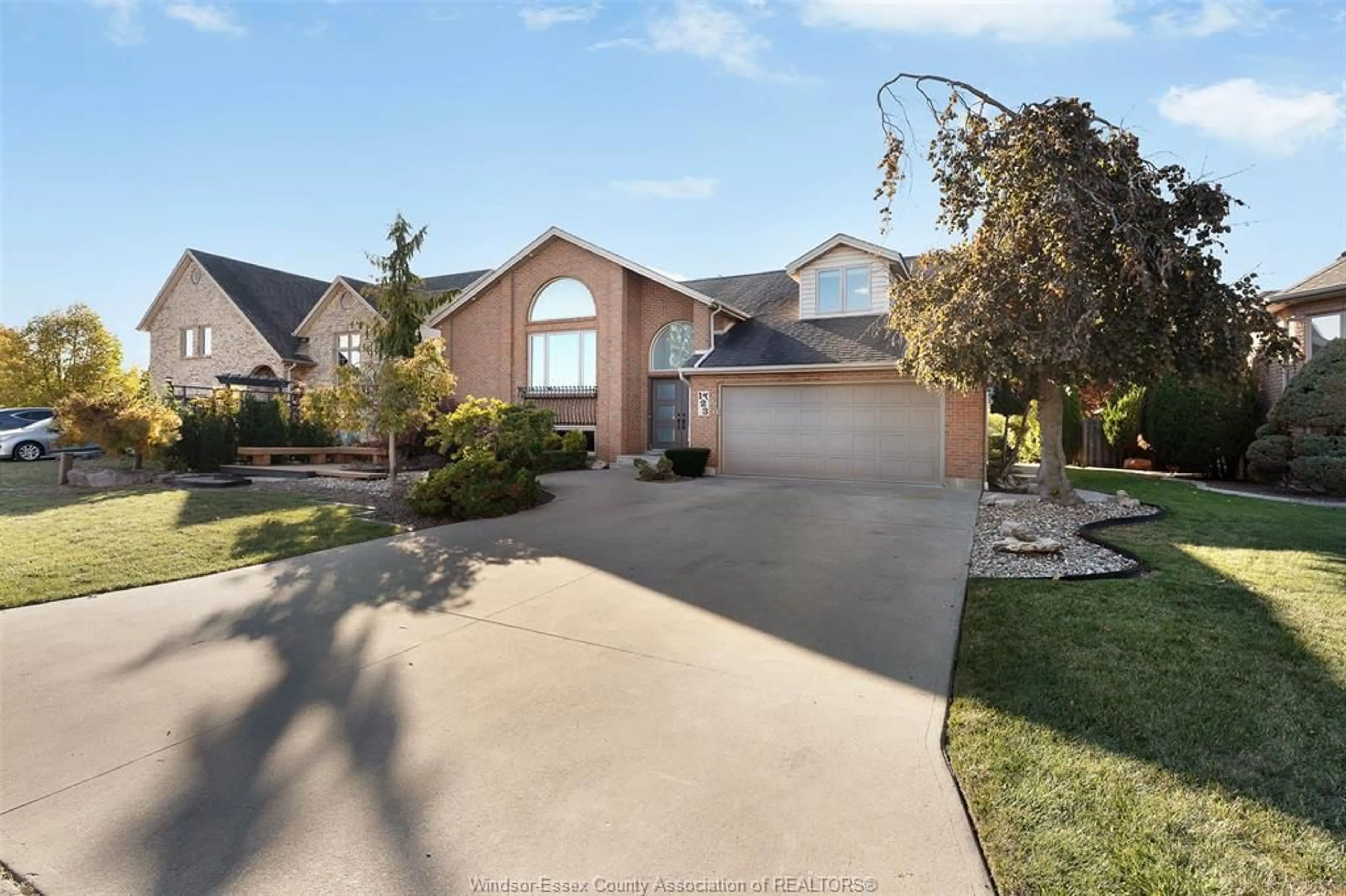 A pic from outside/outdoor area/front of a property/back of a property/a pic from drone, street for 123 PHEASANT RUN, Lakeshore Ontario N8L 0Z7