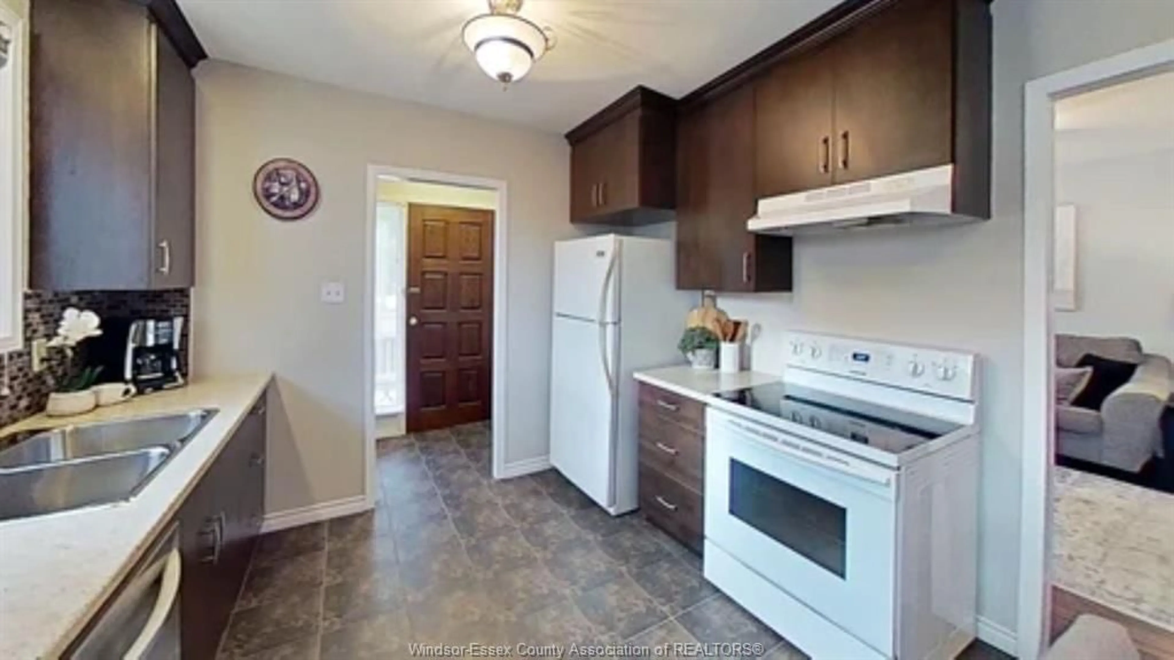 Standard kitchen, ceramic/tile floor for 35 Blythewood Cres, Chatham Ontario N7M 5N5