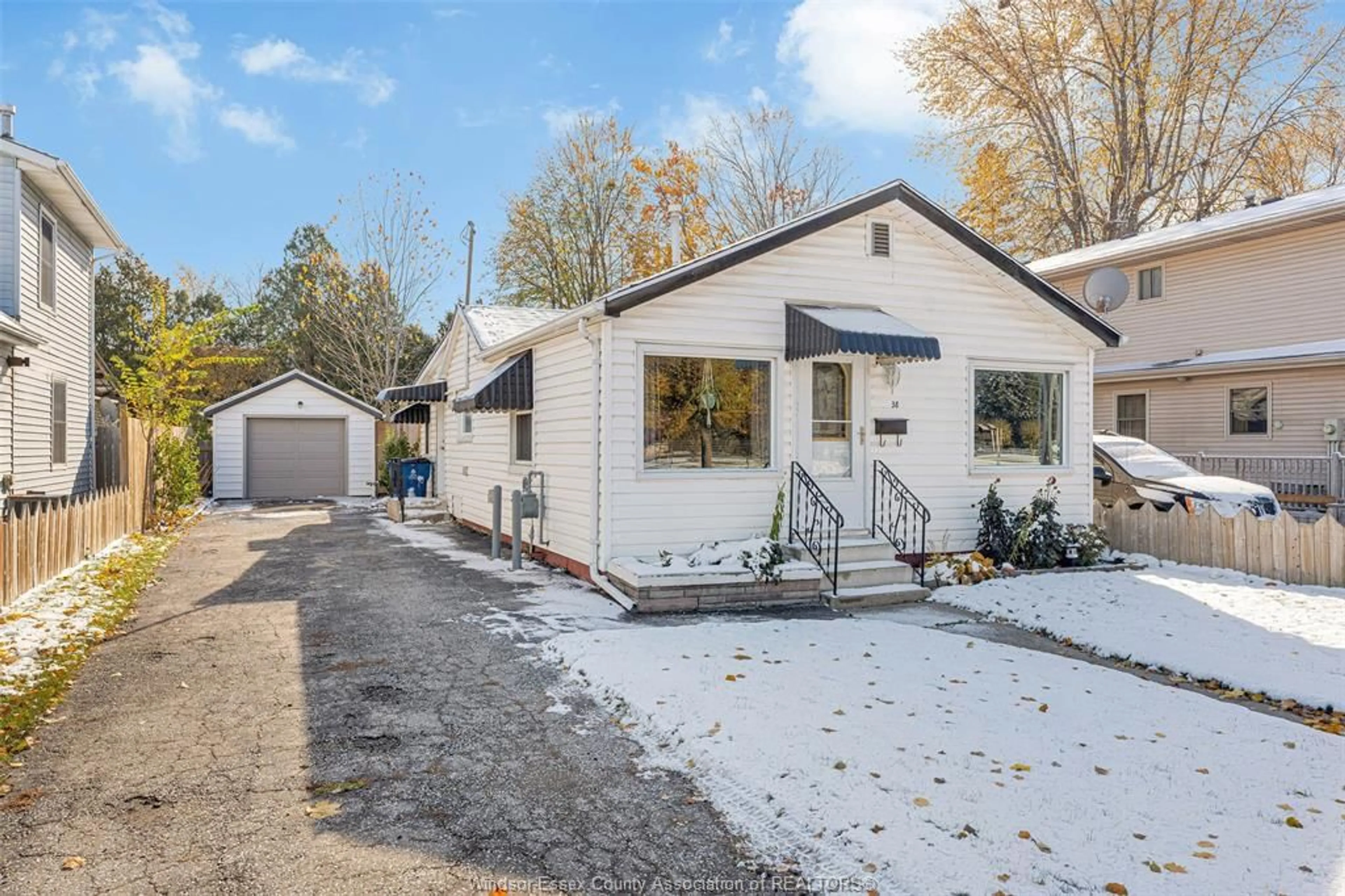 Home with vinyl exterior material, street for 38 MCNAUGHTON Ave, Chatham Ontario N7L 1R1