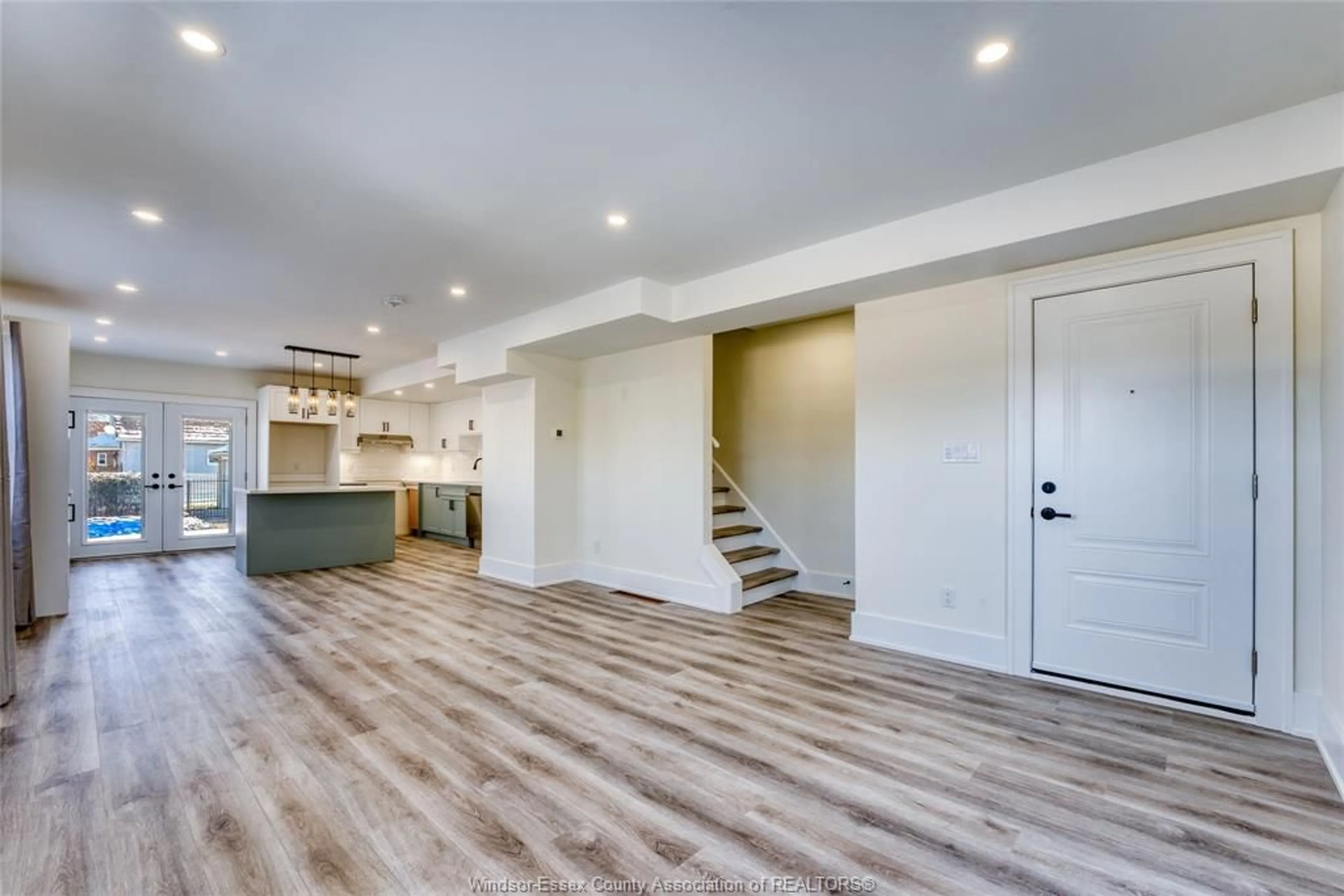 Indoor entryway for 902-904 PARENT AVE., Windsor Ontario N9A 2E3