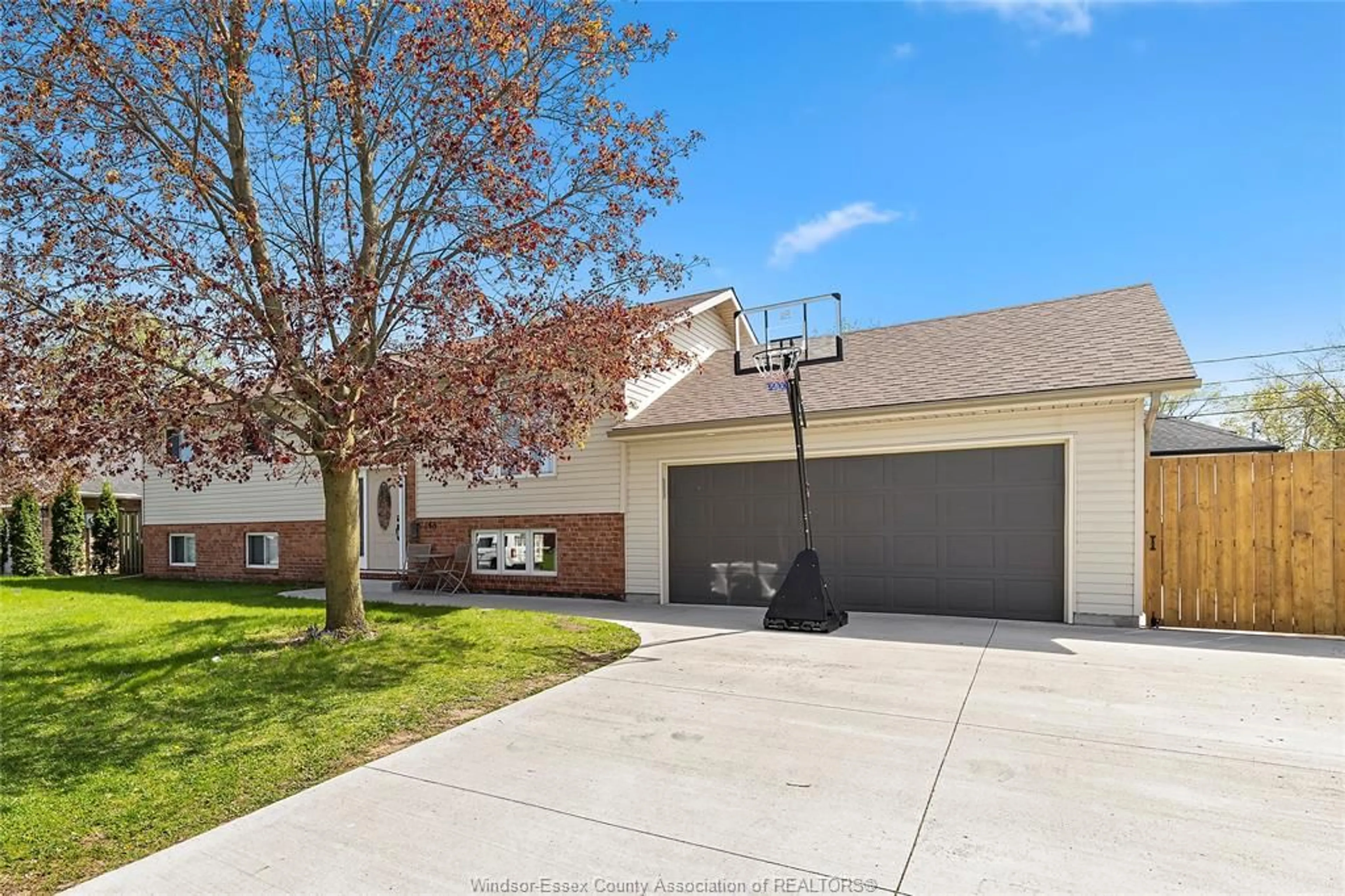 A pic from outside/outdoor area/front of a property/back of a property/a pic from drone, street for 148 RIVERVIEW Ave, LaSalle Ontario N9J 1E4