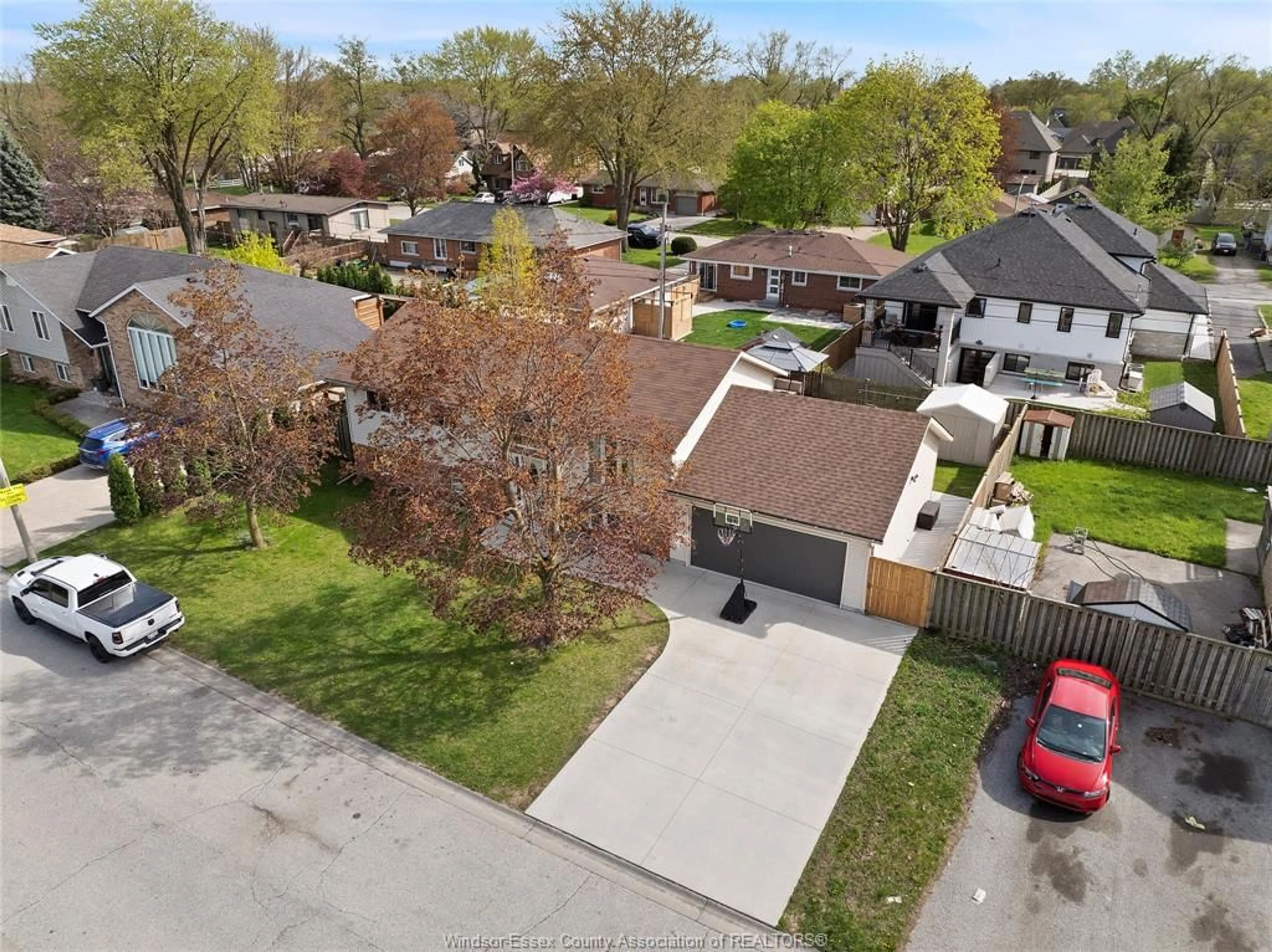 A pic from outside/outdoor area/front of a property/back of a property/a pic from drone, street for 148 RIVERVIEW Ave, LaSalle Ontario N9J 1E4