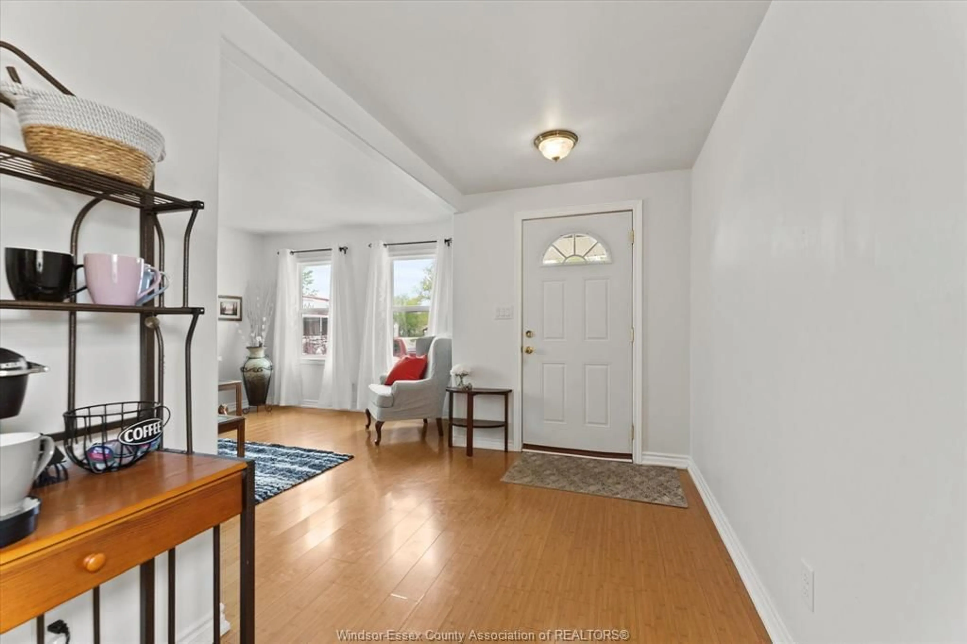 Indoor entryway for 15 SPRUCE St, McGregor Ontario N0R 1J0