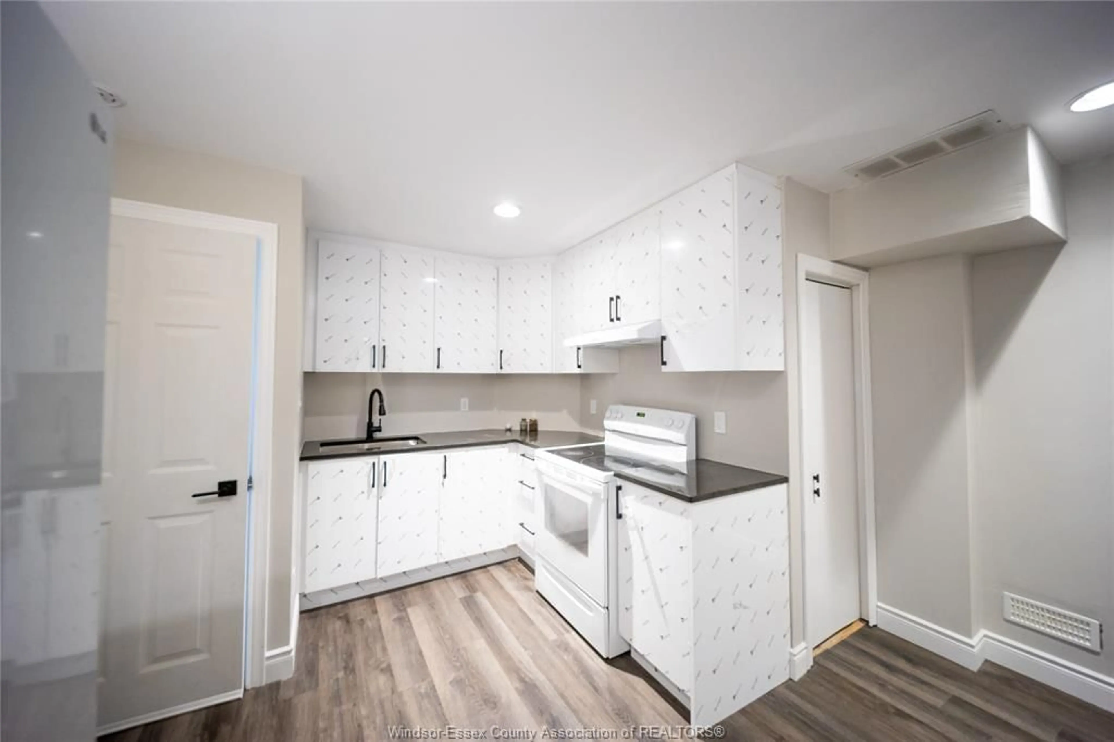 Standard kitchen, unknown for 460 MERRILL Ave, LaSalle Ontario N9H 3N7