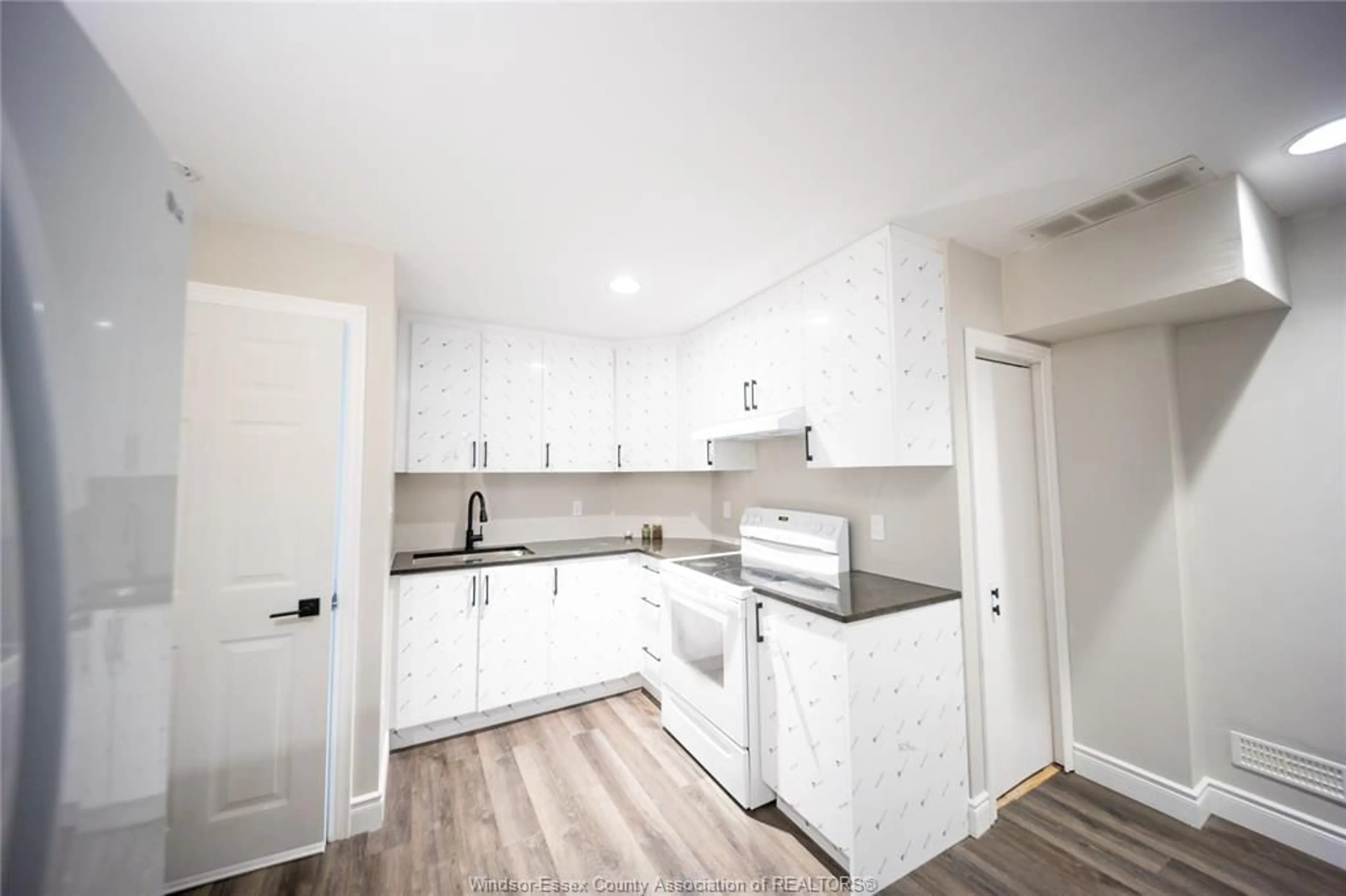 Standard kitchen, unknown for 460 MERRILL Ave, LaSalle Ontario N9H 3N7