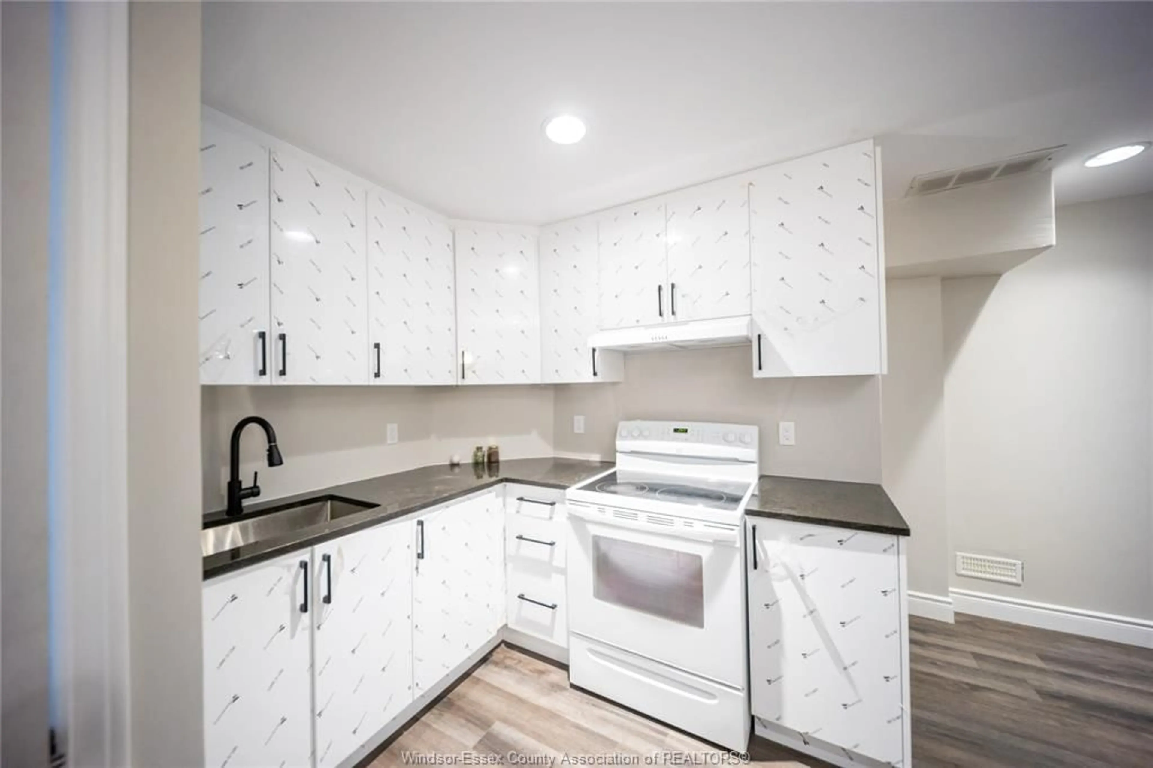 Standard kitchen, unknown for 460 MERRILL Ave, LaSalle Ontario N9H 3N7