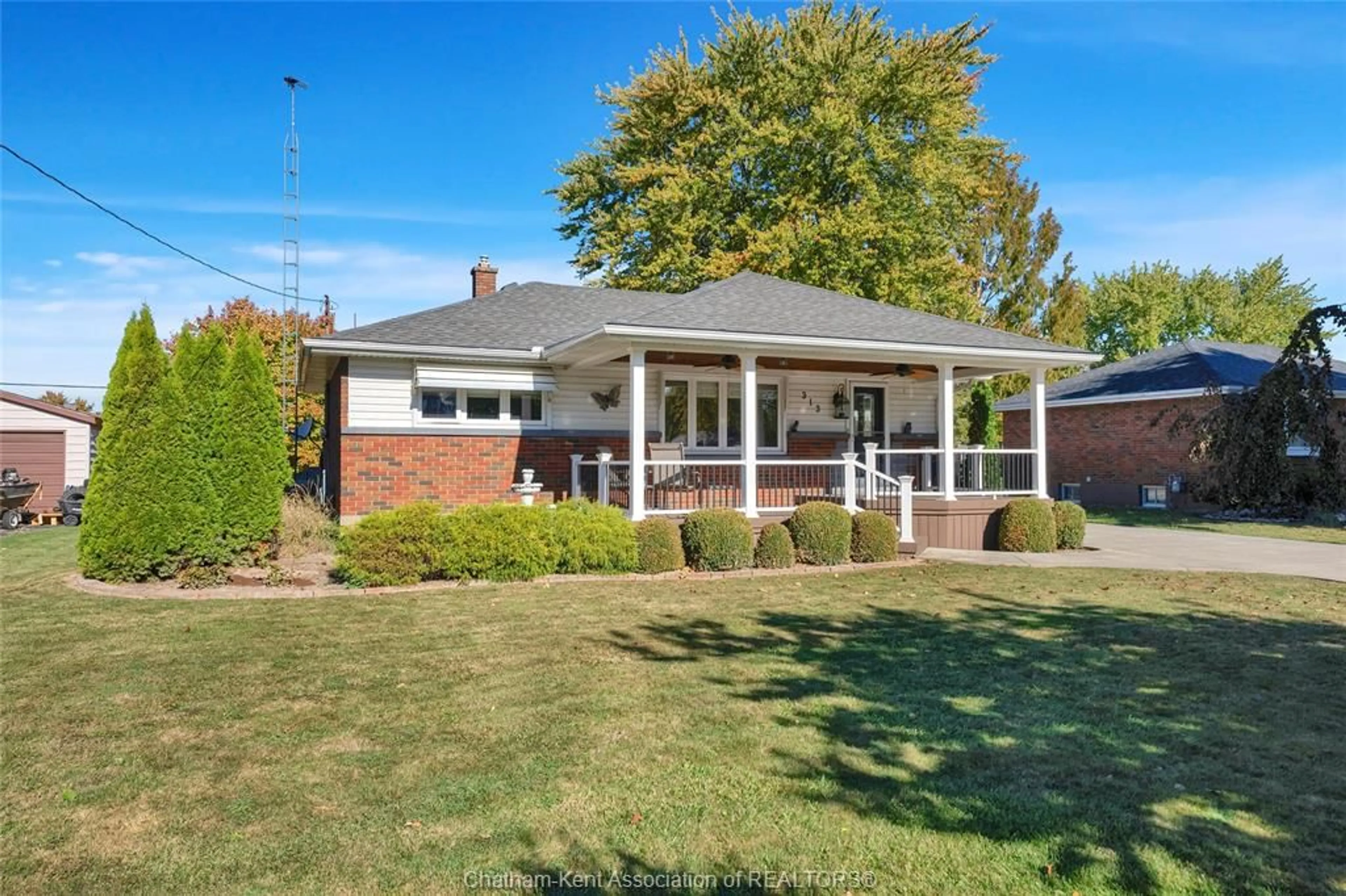 Home with brick exterior material, street for 313 Thomas Ave, Wallaceburg Ontario N8A 2C1