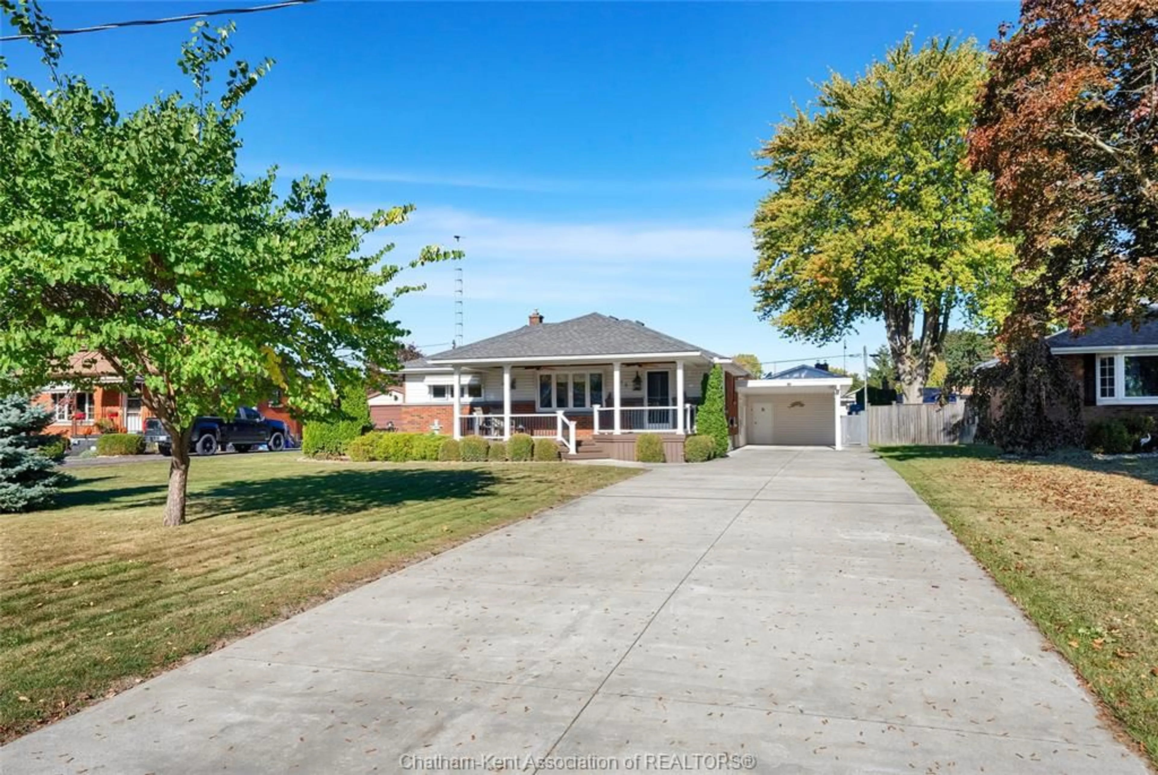 A pic from outside/outdoor area/front of a property/back of a property/a pic from drone, street for 313 Thomas Ave, Wallaceburg Ontario N8A 2C1