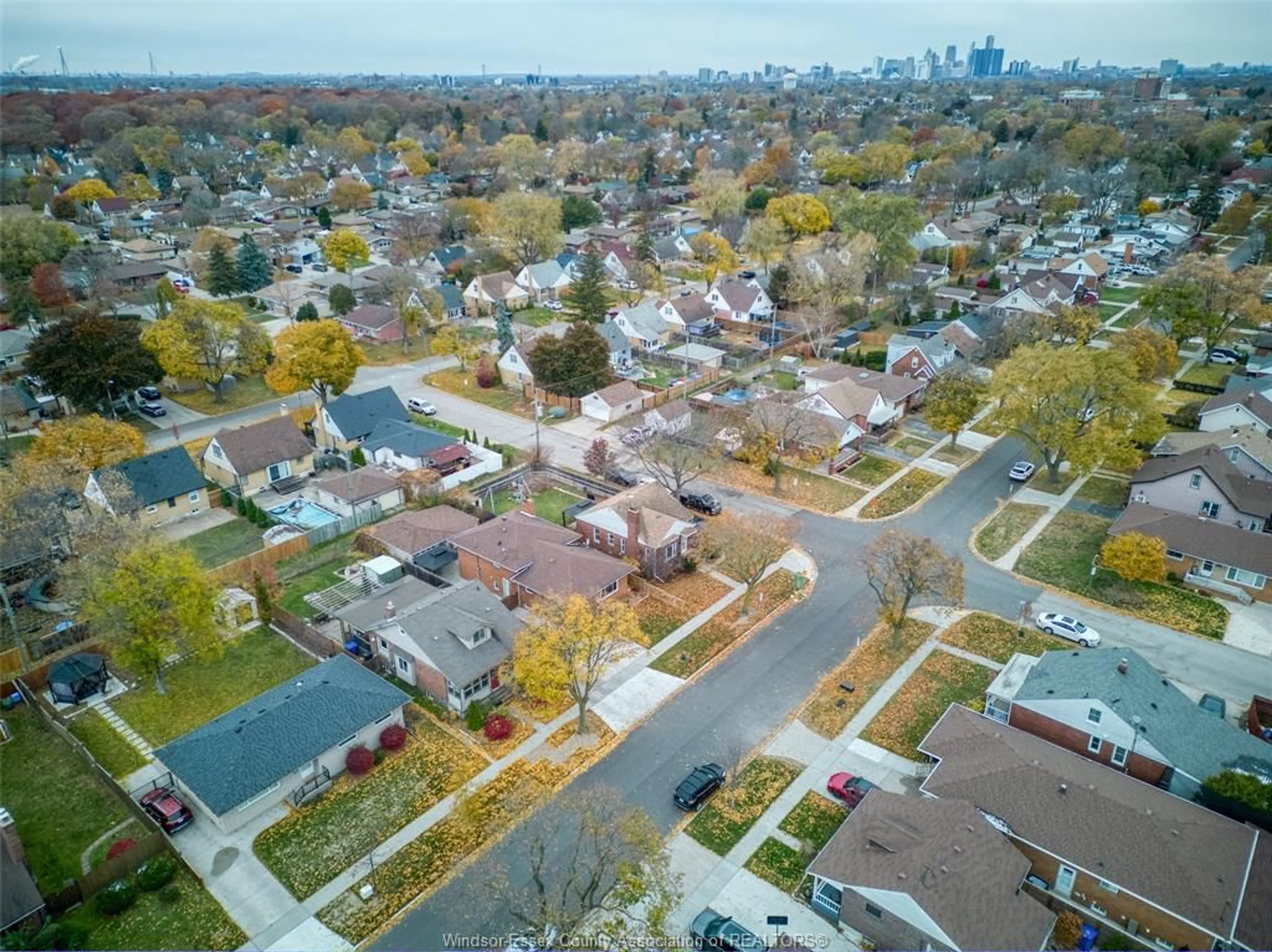 A pic from outside/outdoor area/front of a property/back of a property/a pic from drone, city buildings view from balcony for 2603 TURNER, Windsor Ontario N8W 3L4