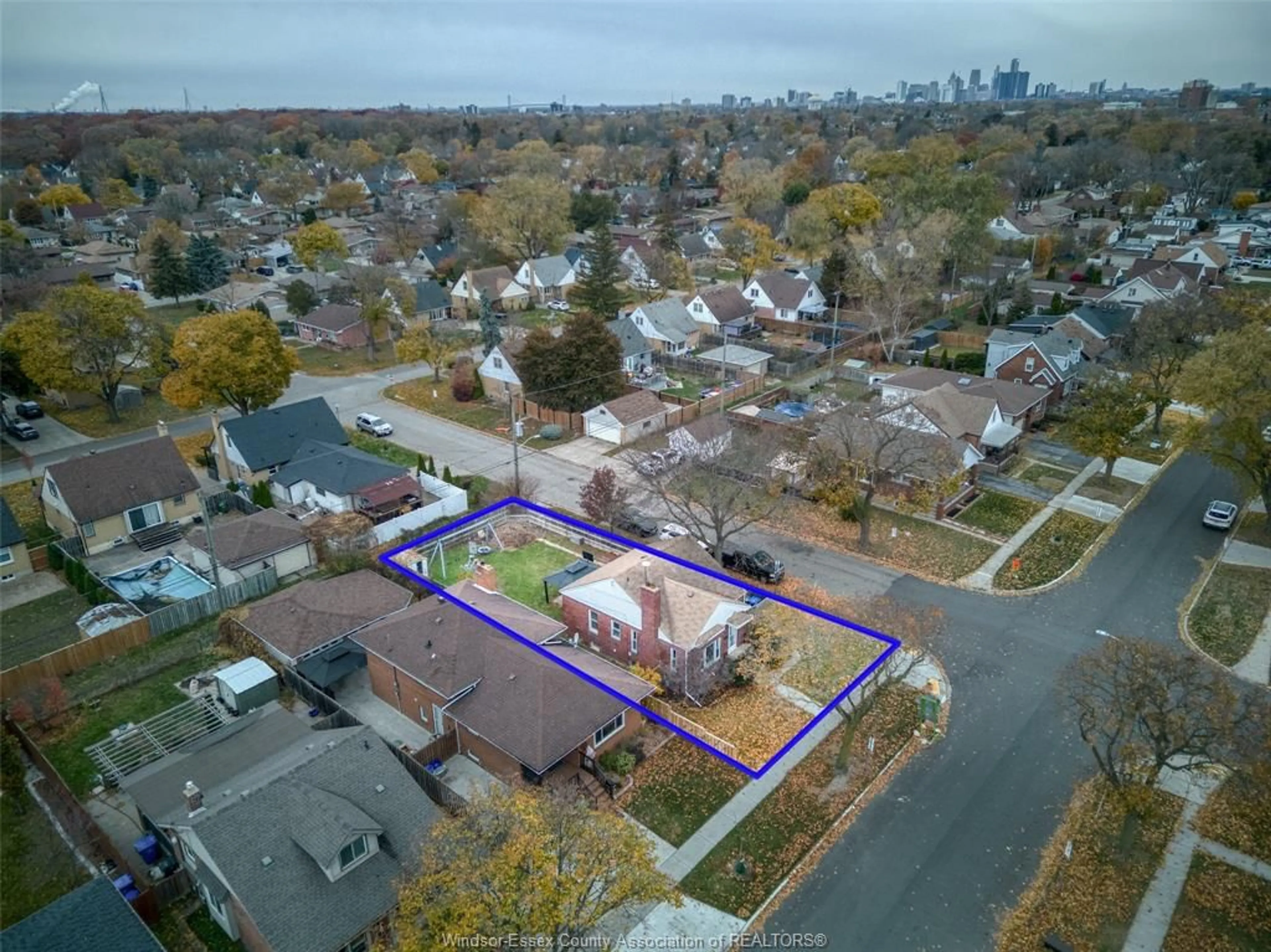 A pic from outside/outdoor area/front of a property/back of a property/a pic from drone, city buildings view from balcony for 2603 TURNER, Windsor Ontario N8W 3L4