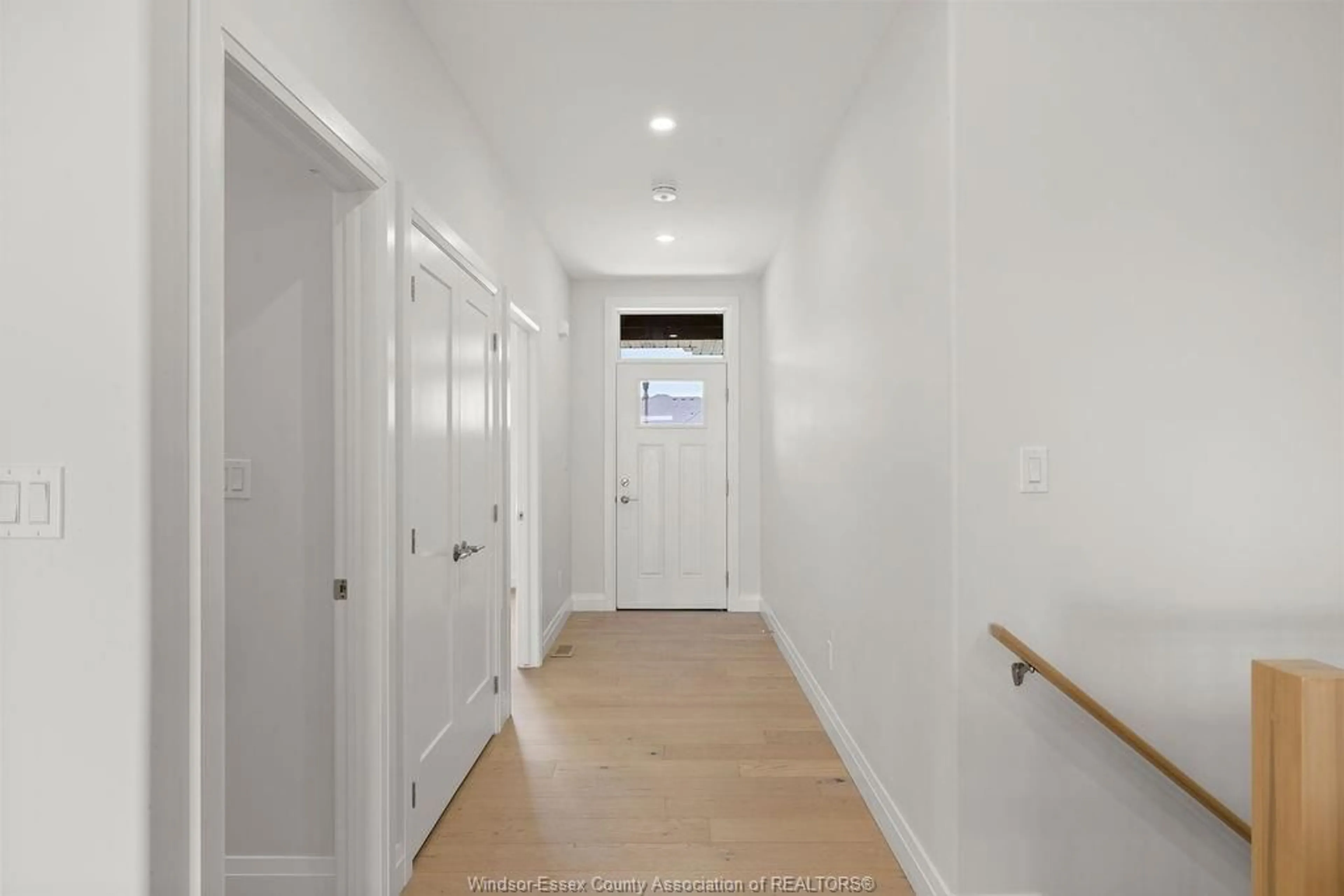 Indoor entryway for 2434 BARKLEY Ave, Windsor Ontario N8P 0E9