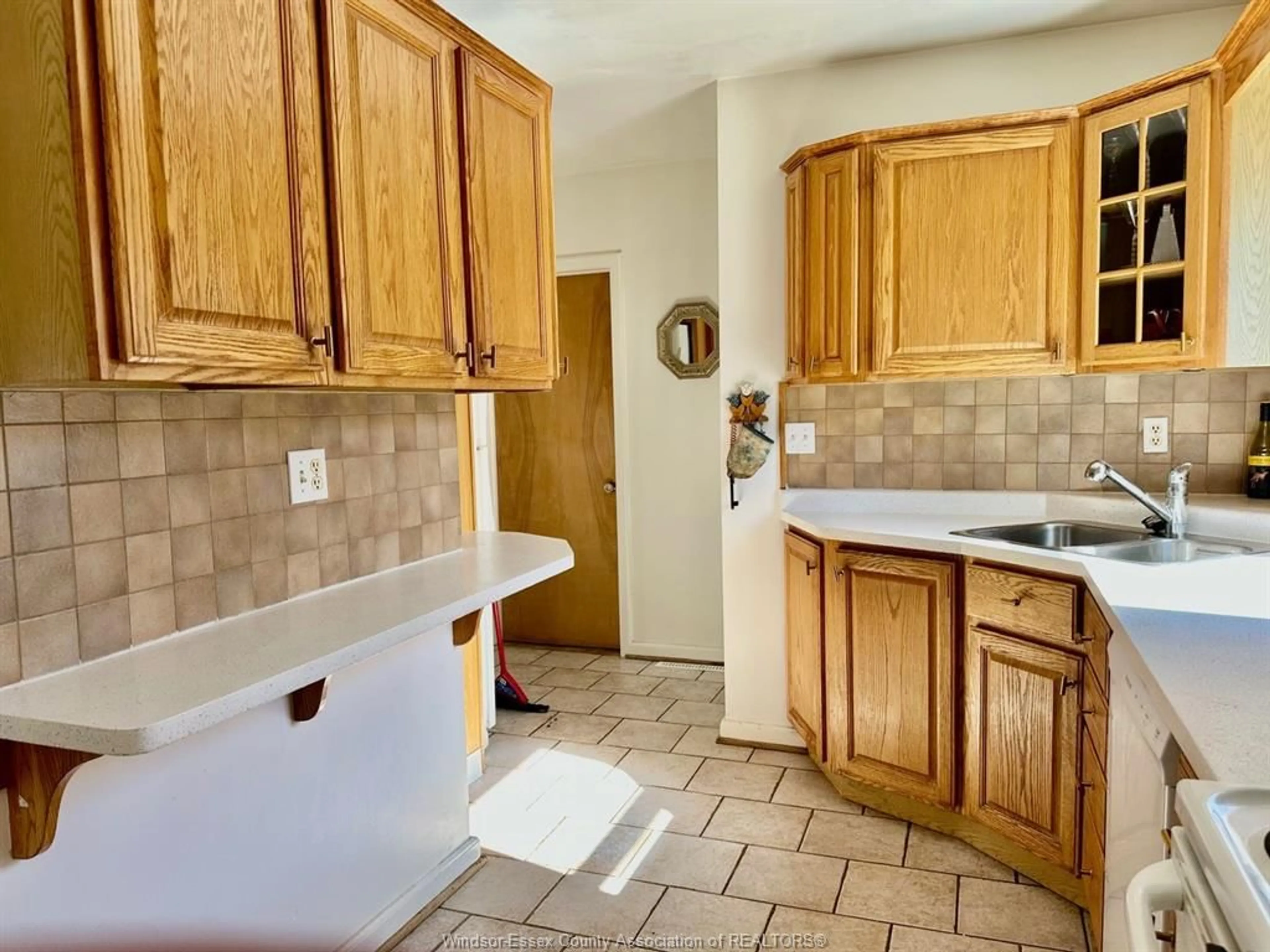 Standard kitchen, ceramic/tile floor for 854 BELLEPERCHE Pl, Windsor Ontario N8S 3C1