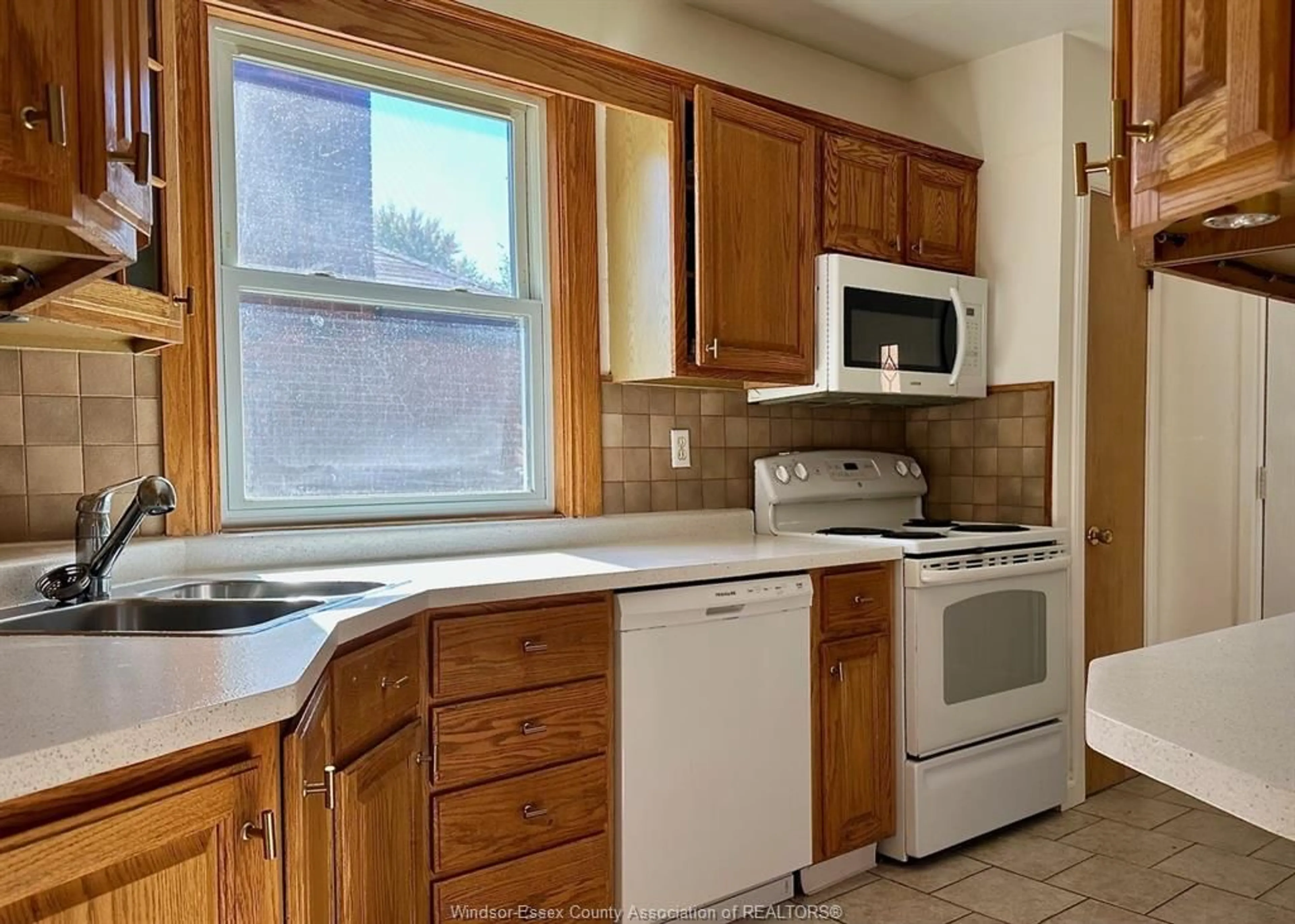 Standard kitchen, ceramic/tile floor for 854 BELLEPERCHE Pl, Windsor Ontario N8S 3C1