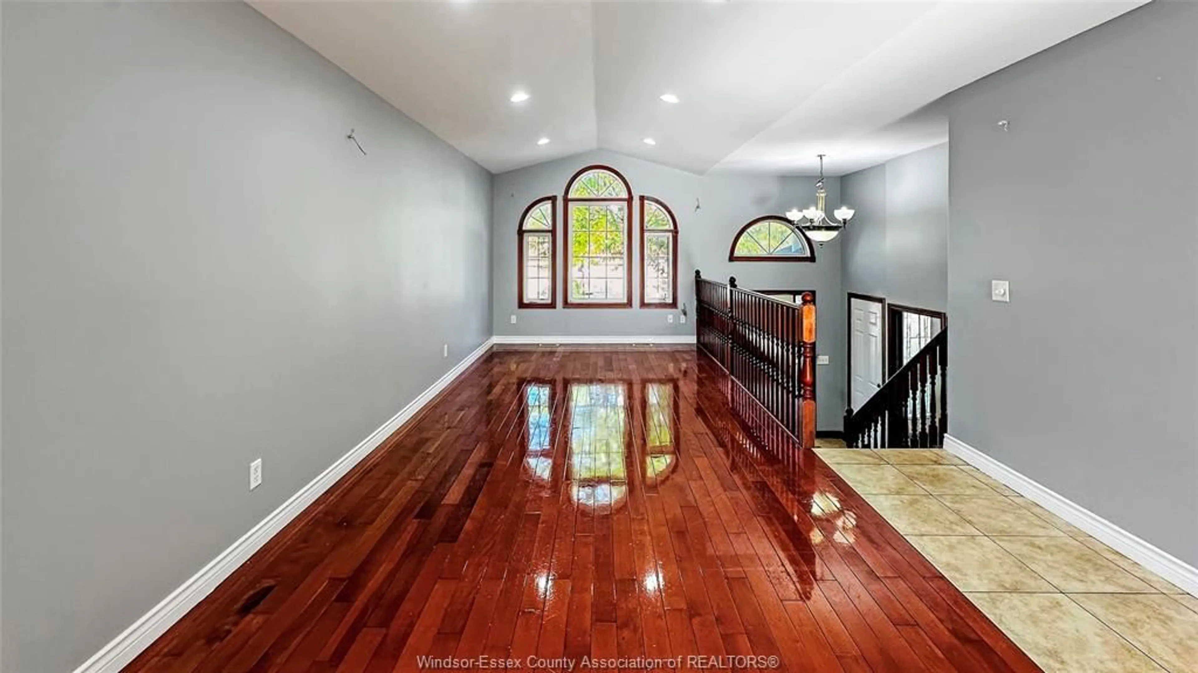 Indoor foyer for 4663 HELSINKI Cres, Windsor Ontario N9G 3G2