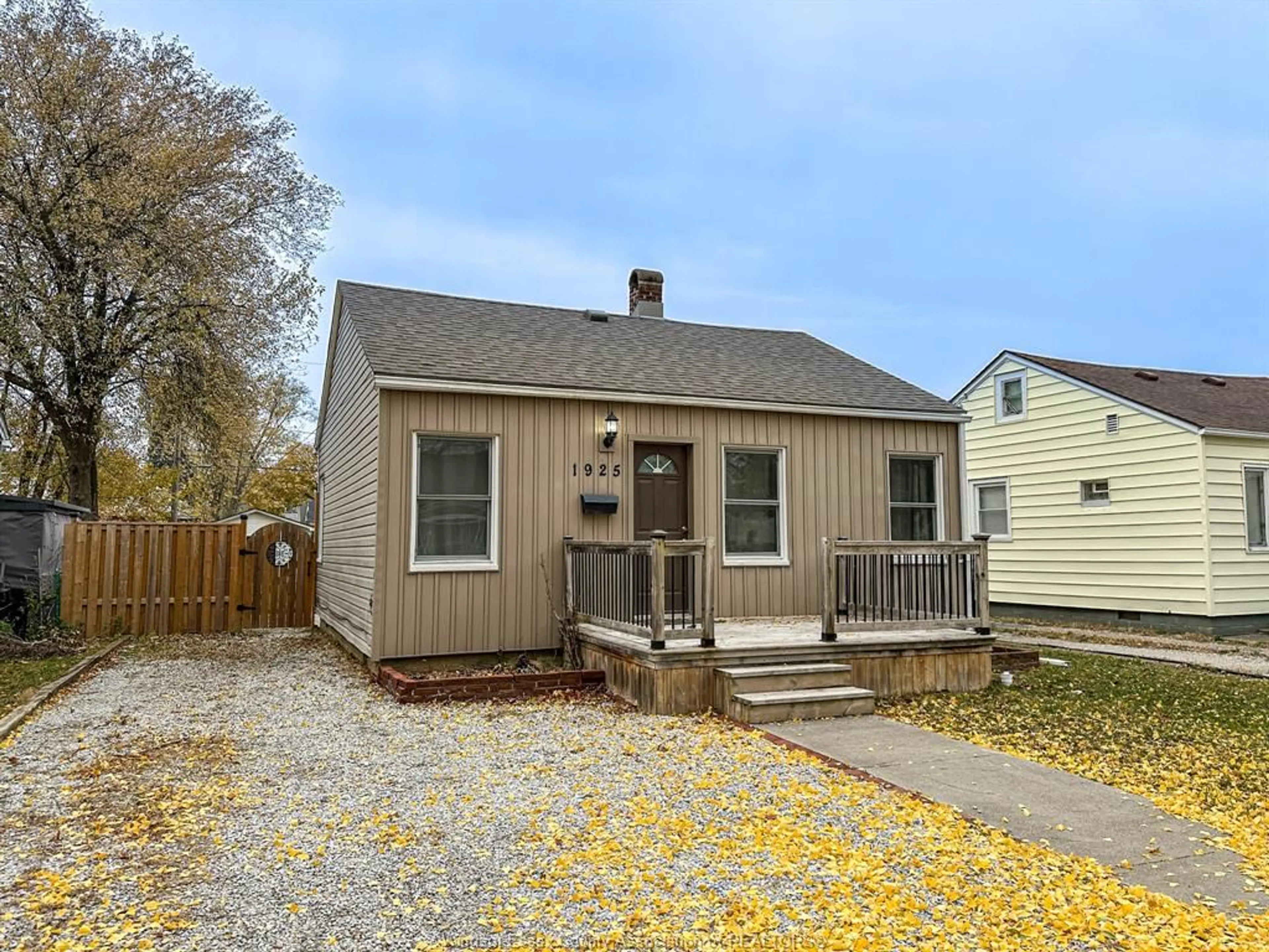 Home with vinyl exterior material, street for 1925 AUBIN, Windsor Ontario N8W 4L2