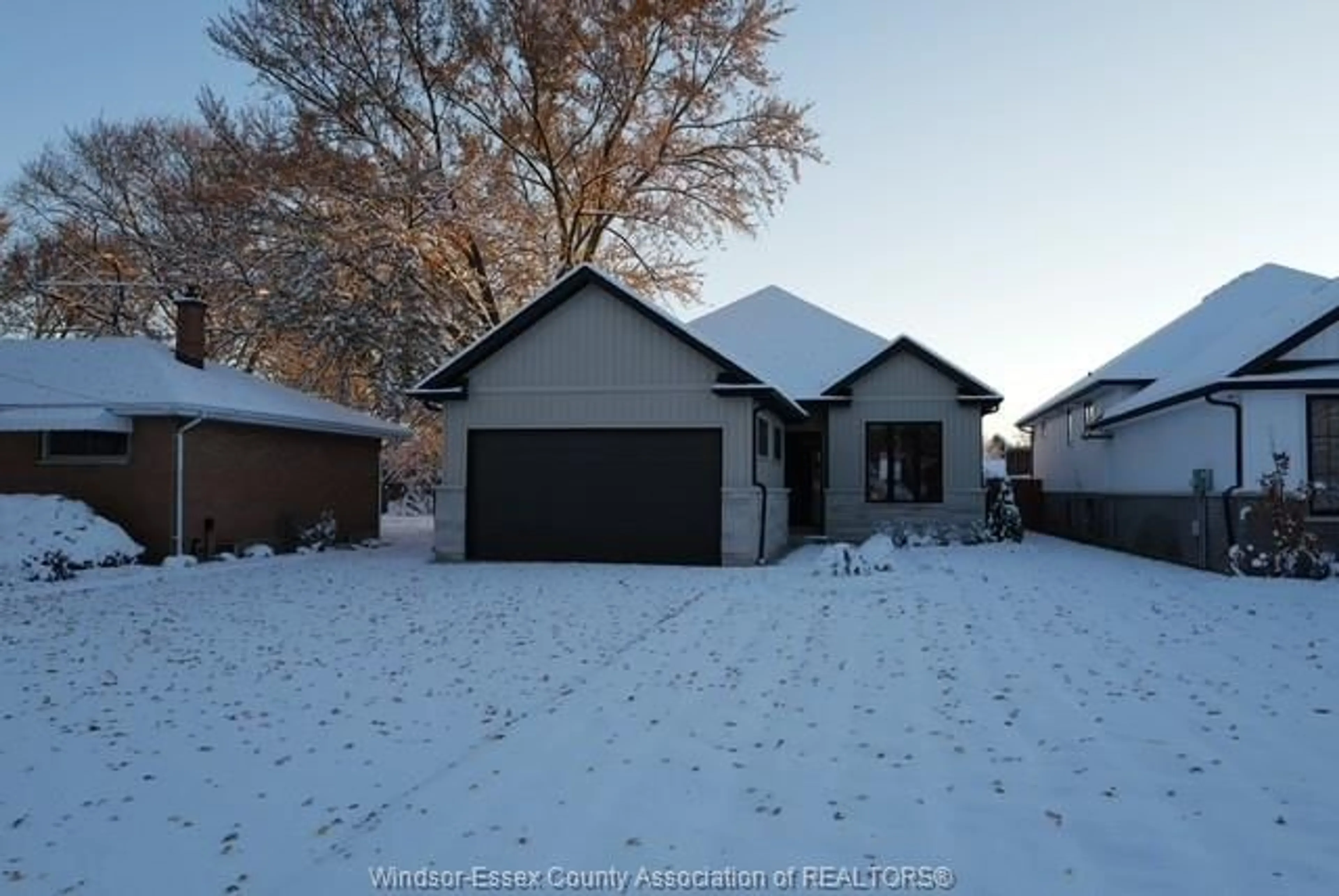 A pic from outside/outdoor area/front of a property/back of a property/a pic from drone, street for 1644 SHAWNEE Rd, Tecumseh Ontario N8N 1S5