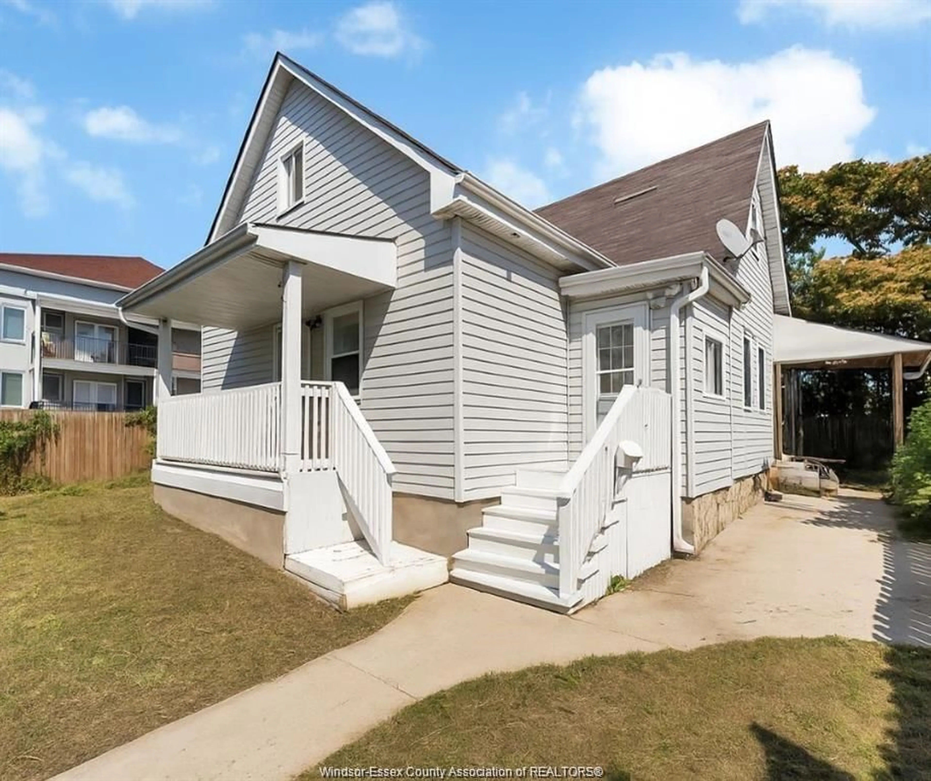 Home with vinyl exterior material, street for 440 MARENTETTE Ave, Windsor Ontario N9A 1Y9