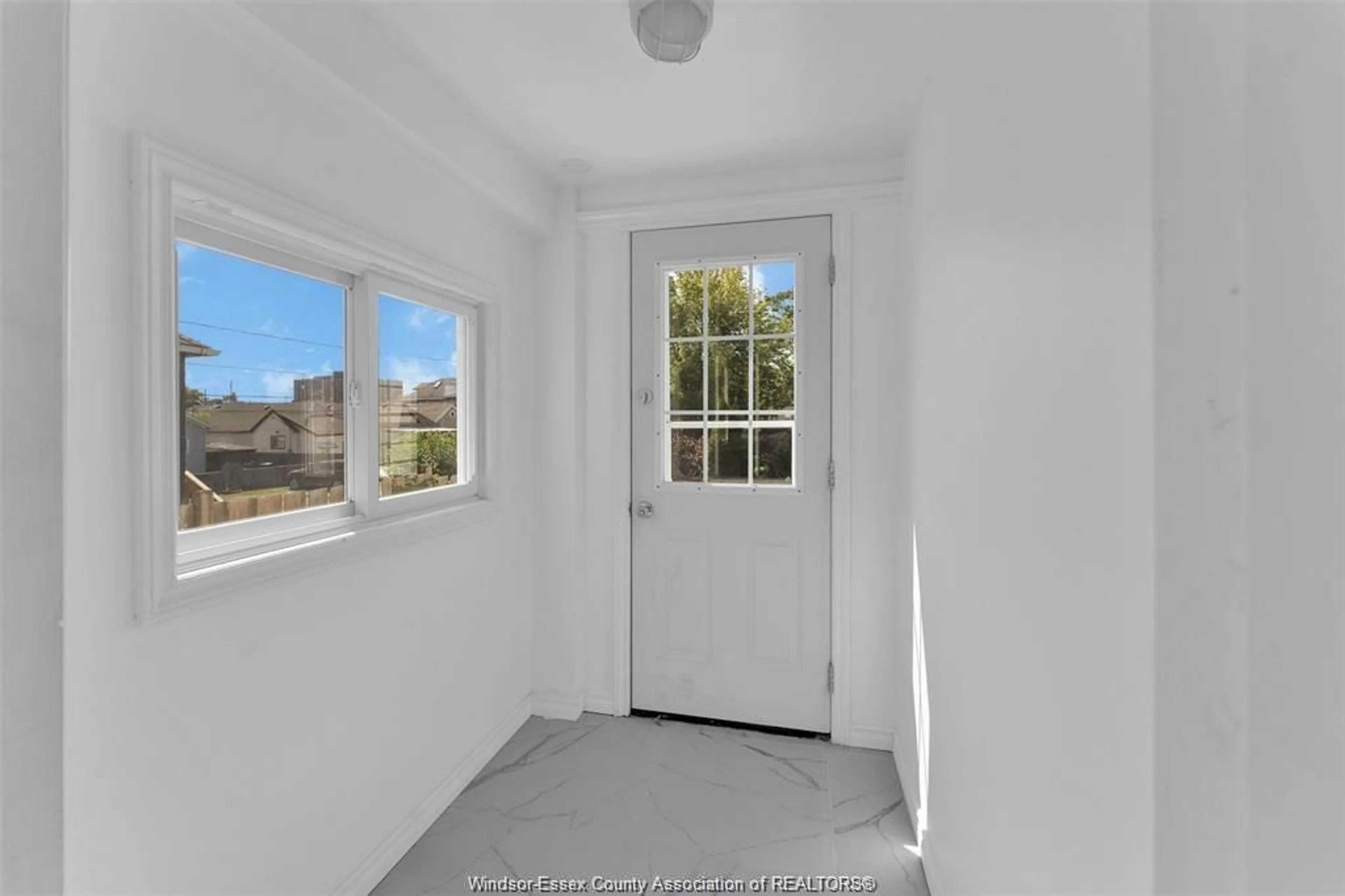 Indoor entryway for 440 MARENTETTE Ave, Windsor Ontario N9A 1Y9