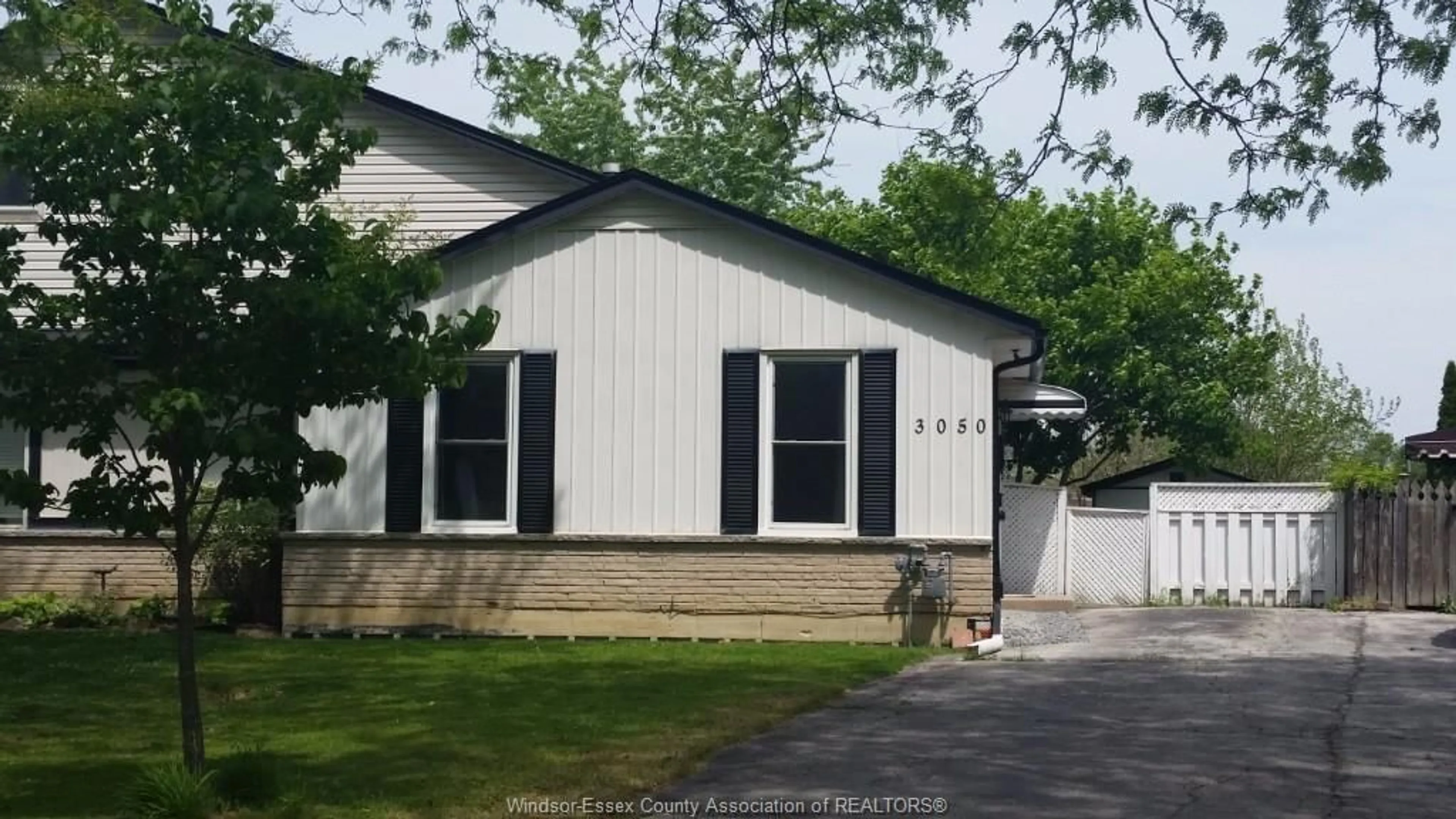 Home with vinyl exterior material, street for 3050 ERINDALE Cres, Windsor Ontario N8W 4Z1