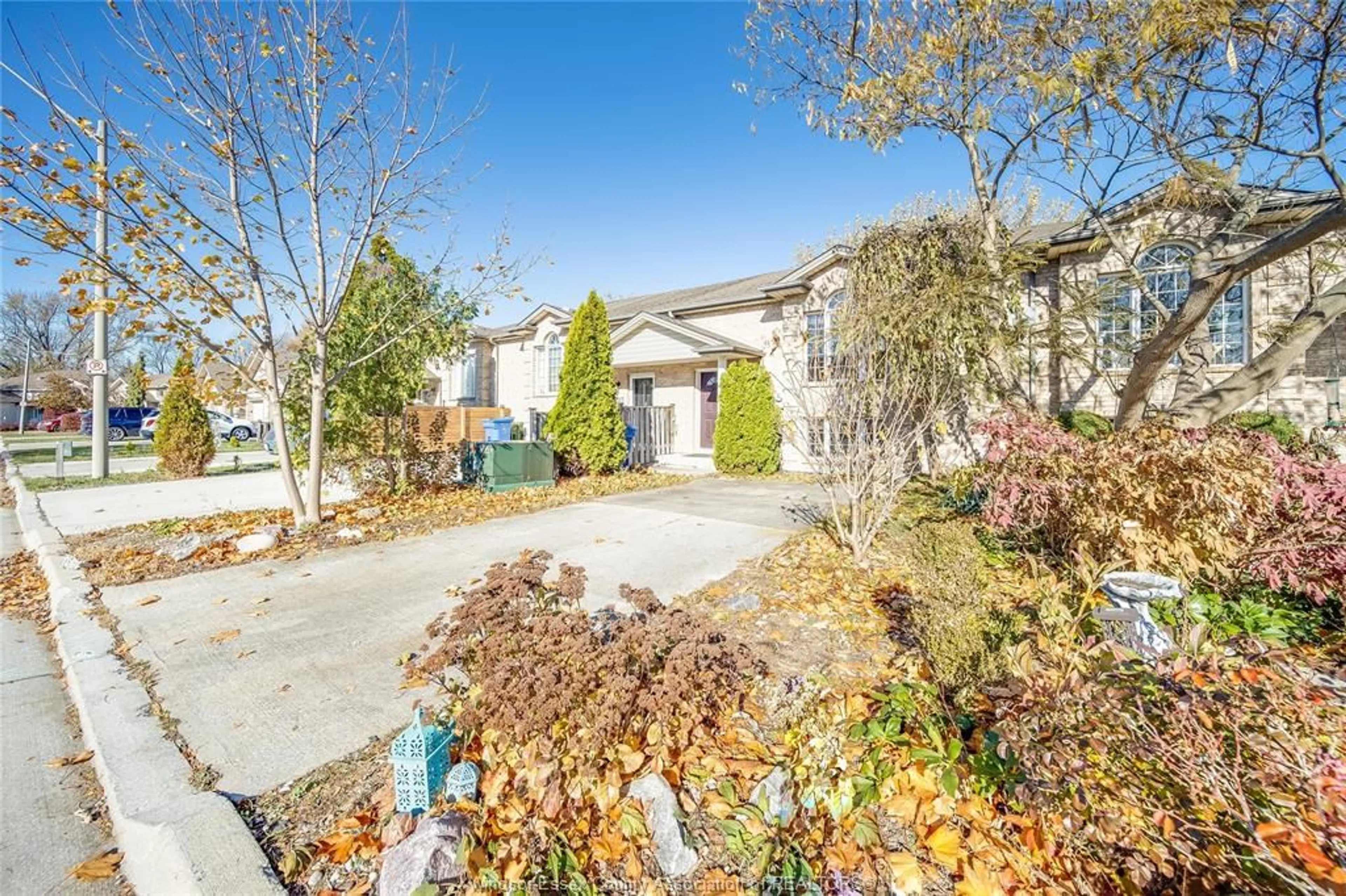 A pic from outside/outdoor area/front of a property/back of a property/a pic from drone, street for 1034 KING RICHARD Crt, Lakeshore Ontario N0R 1A0