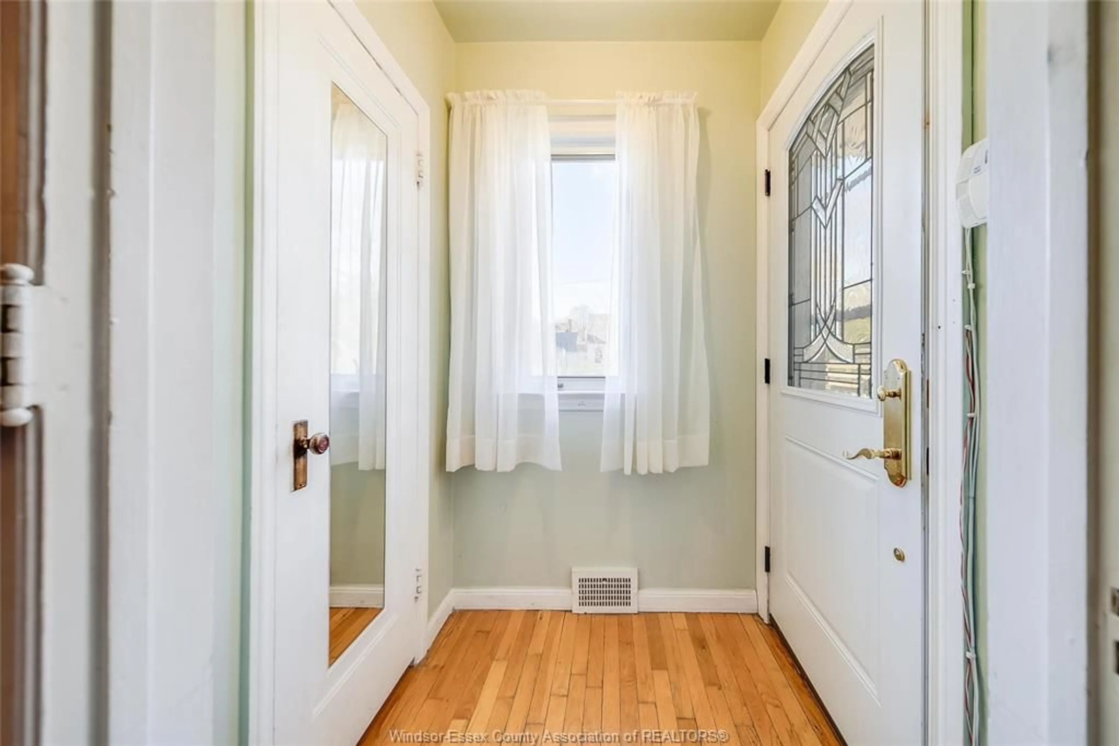 Indoor entryway for 232 ST. LOUIS Ave, Windsor Ontario N8S 2K3