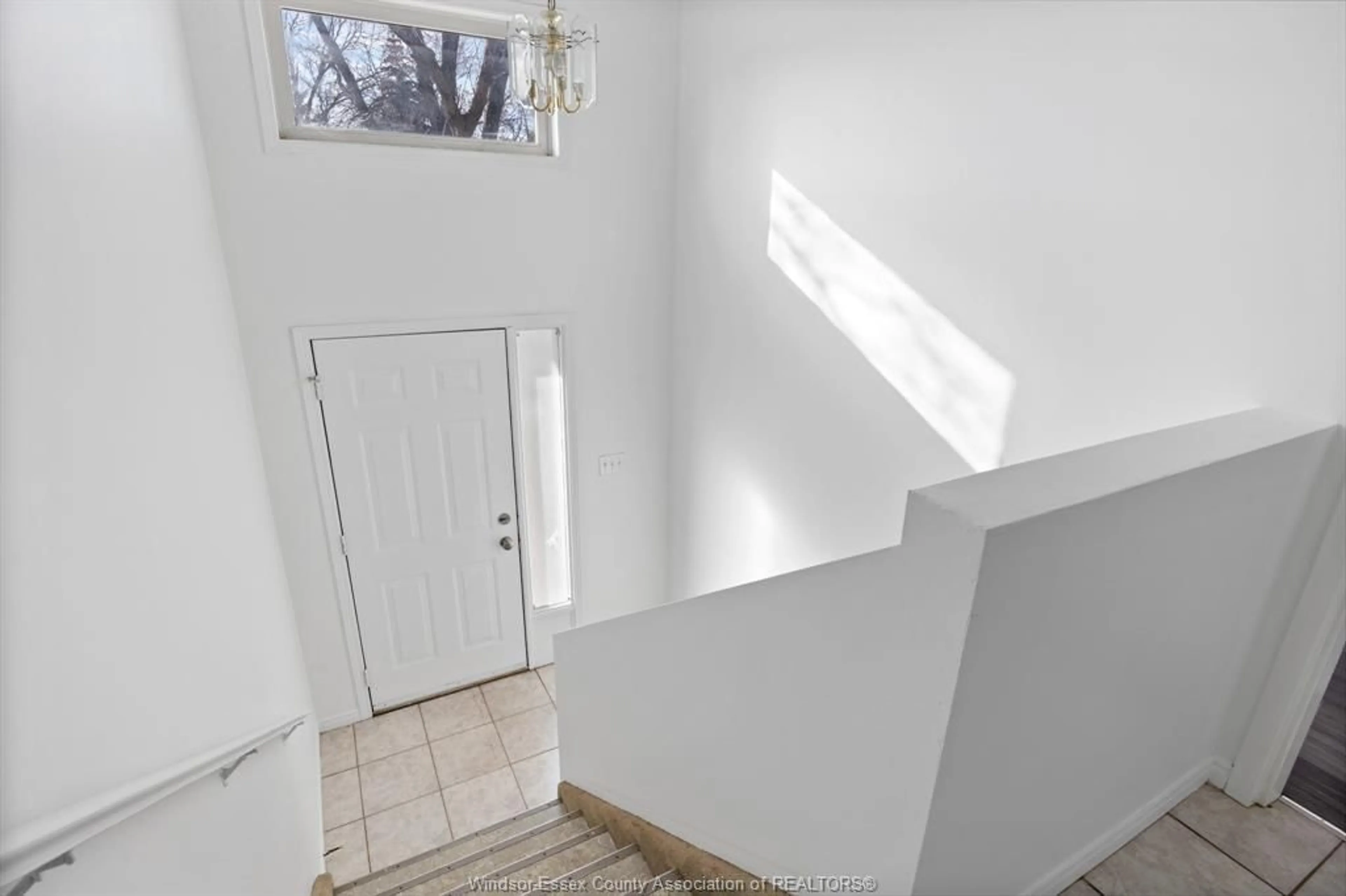 Indoor foyer for 1478 WESTCOTT Rd, Windsor Ontario N8Y 4C4