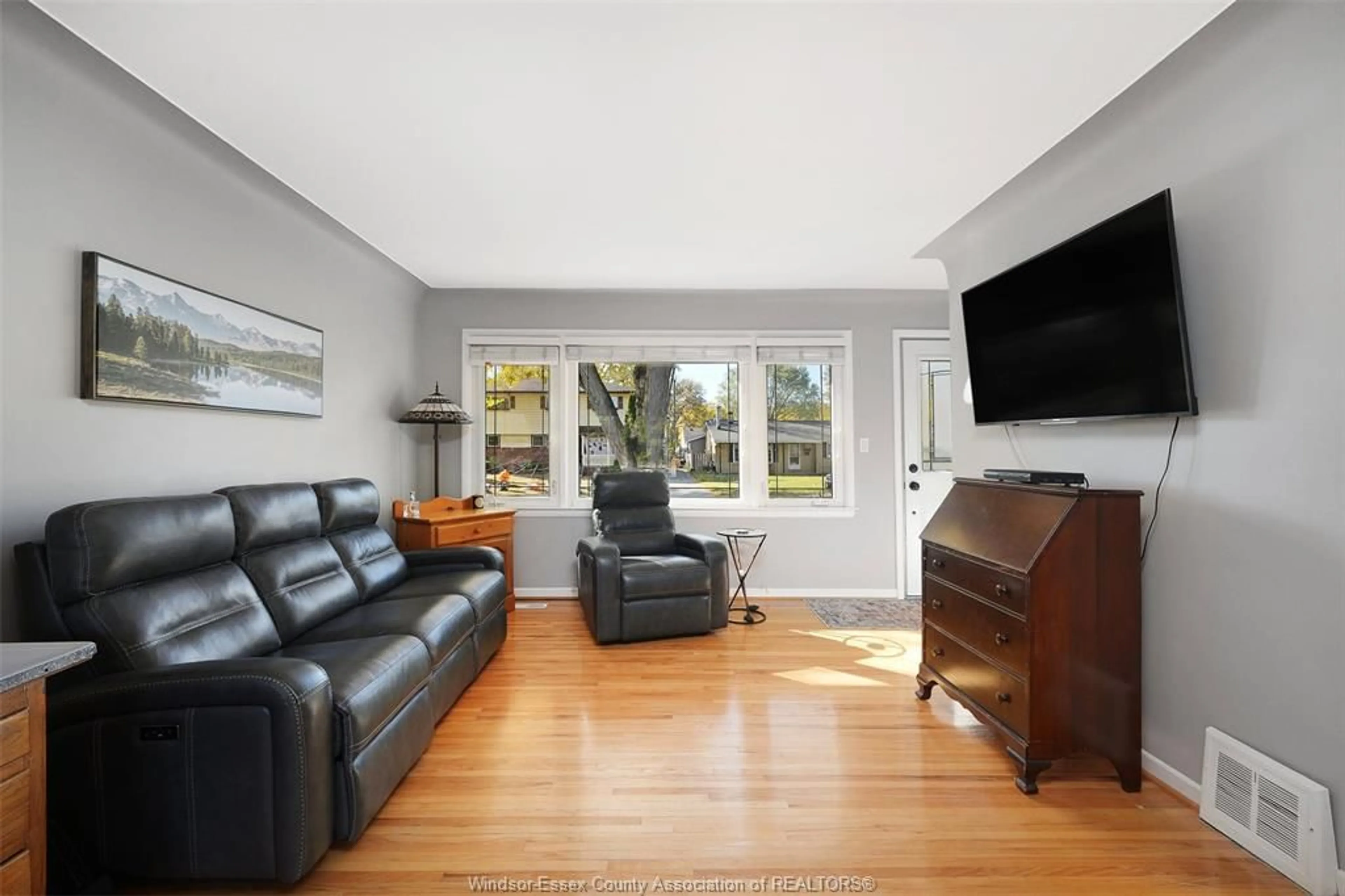 Living room with furniture, wood/laminate floor for 3276 VIRGINIA PARK Ave, Windsor Ontario N9E 2C3