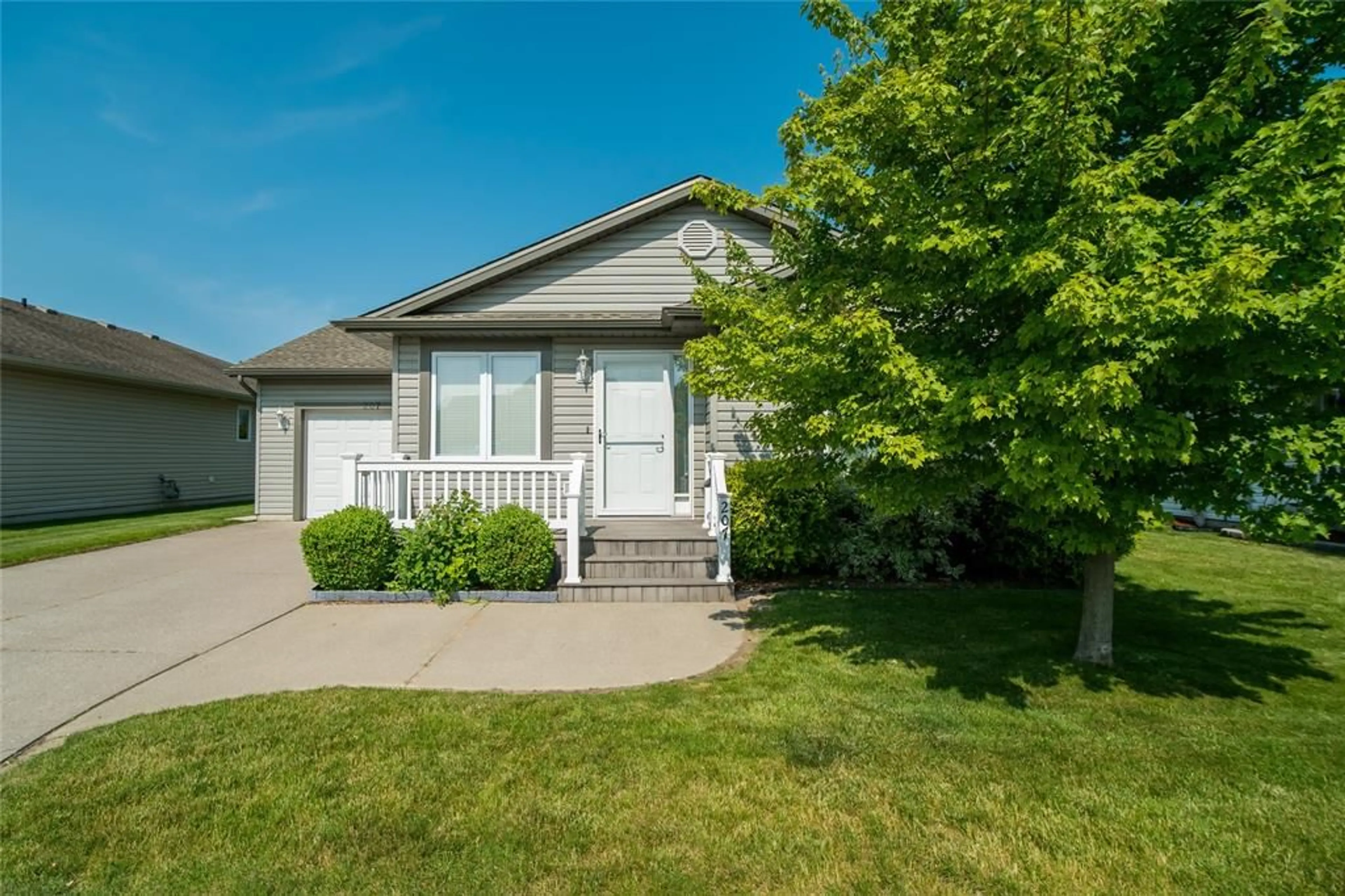 Home with vinyl exterior material, street for 1940 LONDON Line #207, Sarnia Ontario N7W 1B5