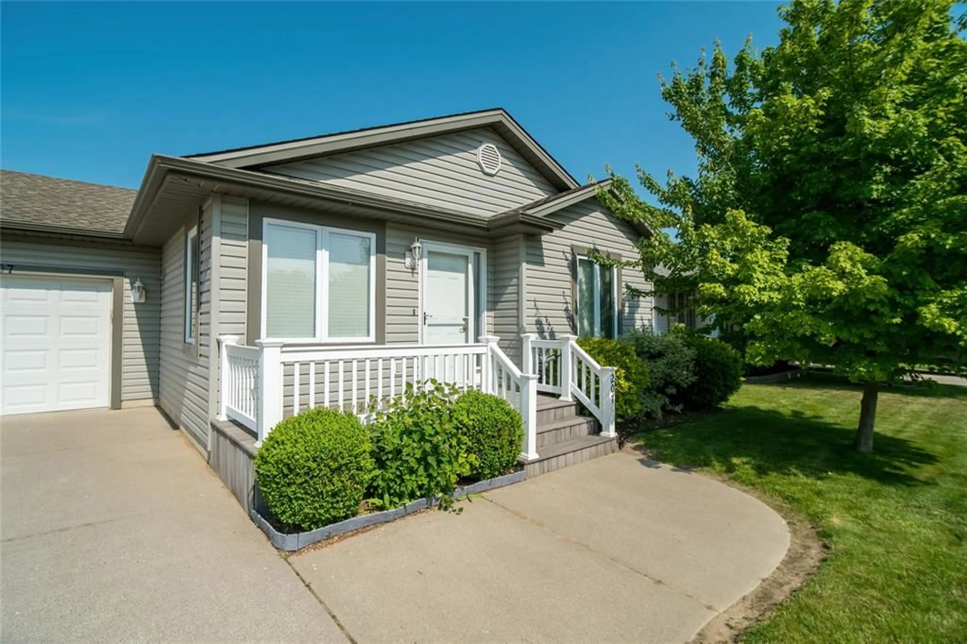 Home with vinyl exterior material, street for 1940 LONDON Line #207, Sarnia Ontario N7W 1B5