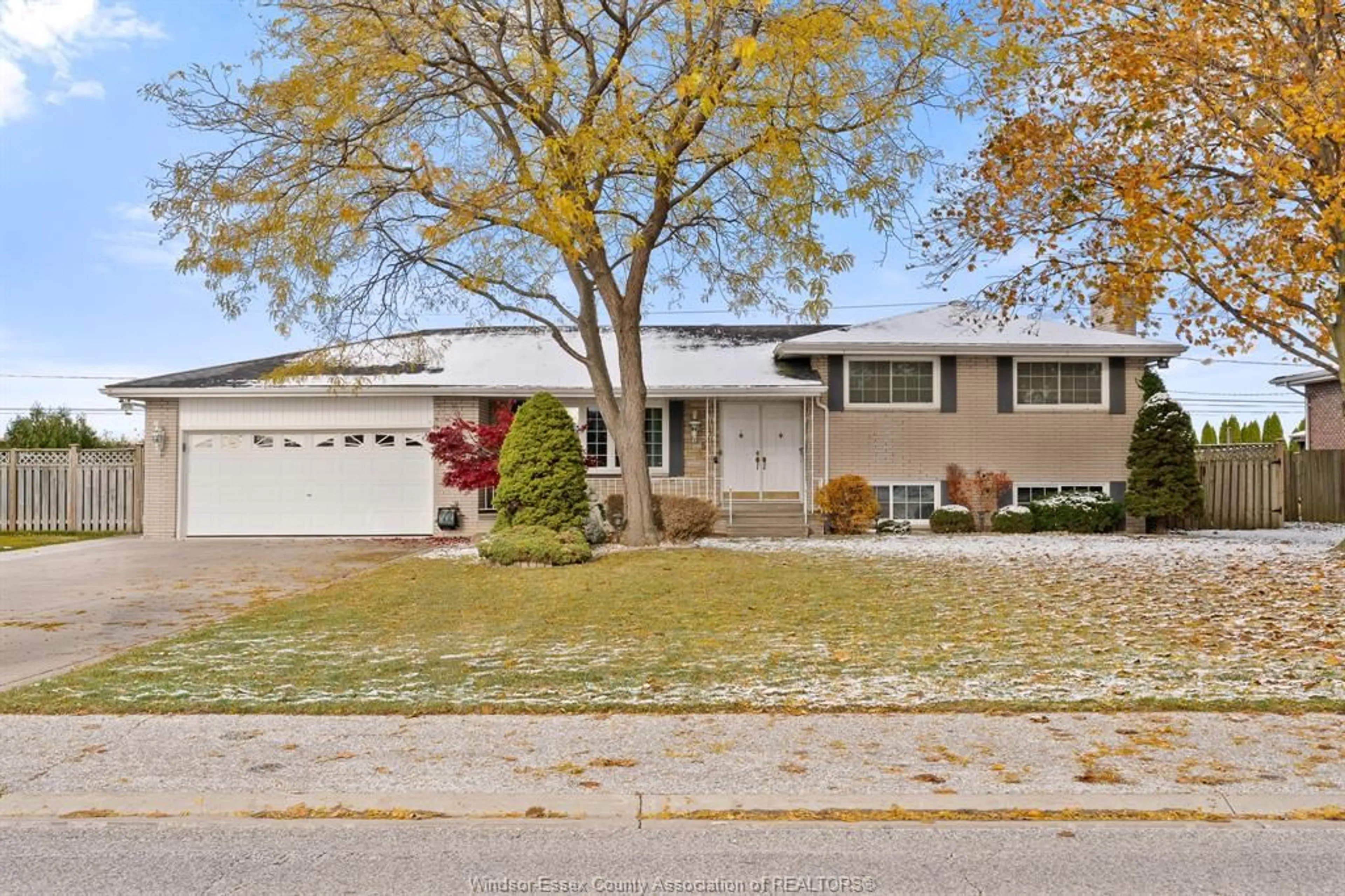 Home with vinyl exterior material, street for 1530 Golfview Dr, LaSalle Ontario N9J 1Y9