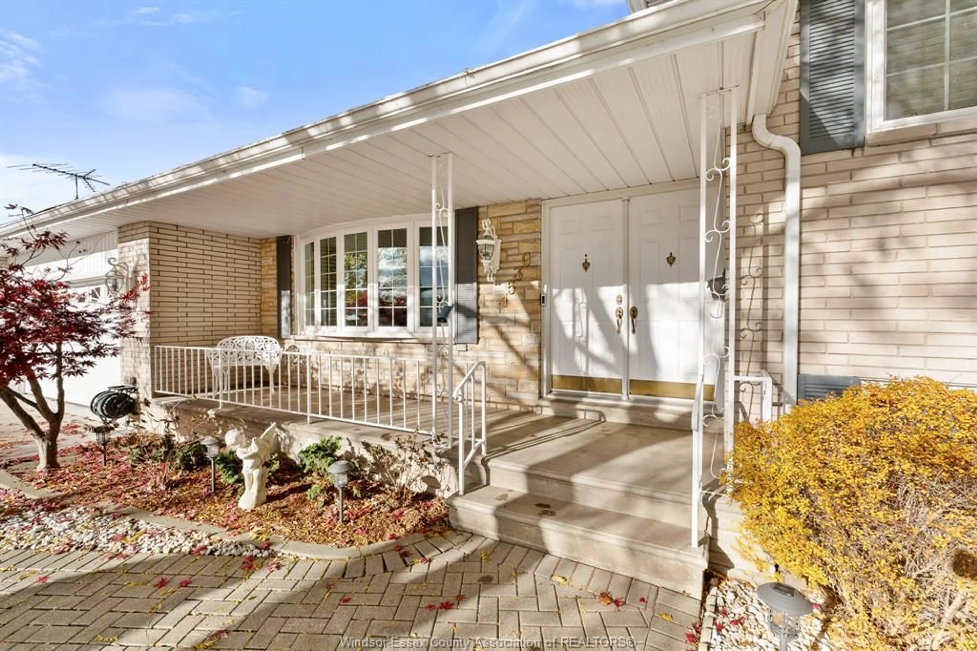 Home with brick exterior material, street for 1530 Golfview Dr, LaSalle Ontario N9J 1Y9