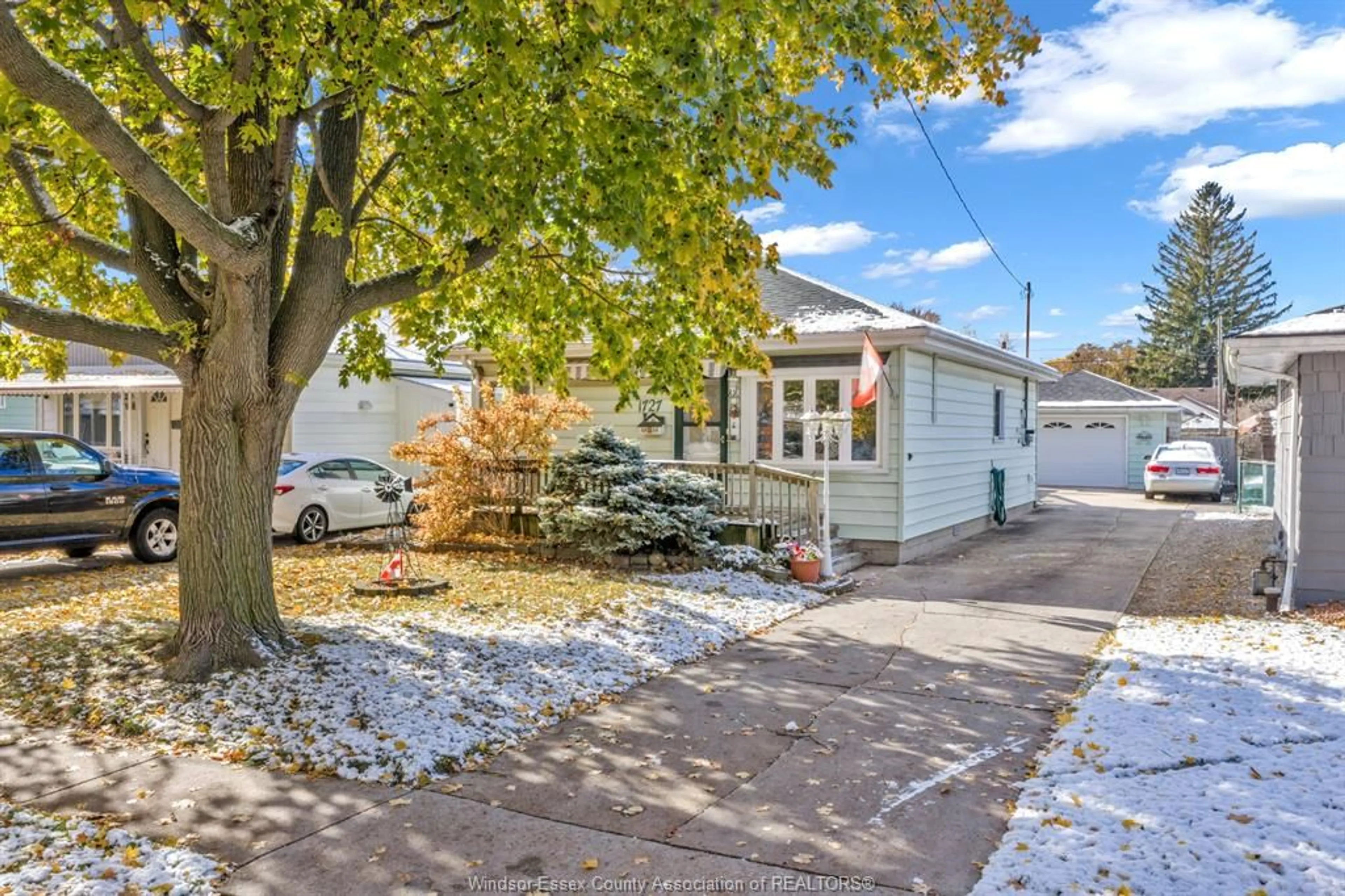 Home with vinyl exterior material, street for 1727 GLENDALE Ave, Windsor Ontario N8T 2N1