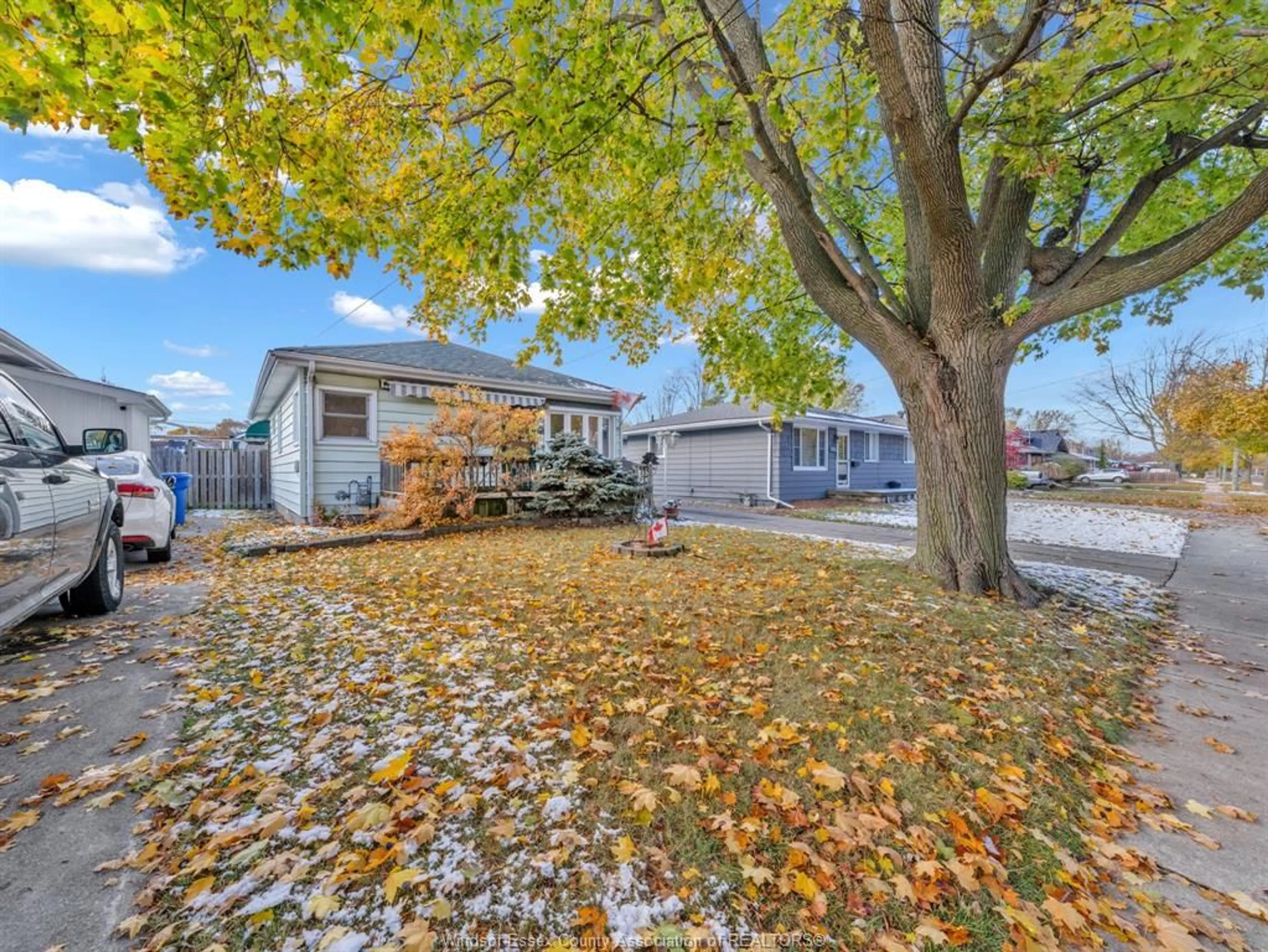 A pic from outside/outdoor area/front of a property/back of a property/a pic from drone, street for 1727 GLENDALE Ave, Windsor Ontario N8T 2N1