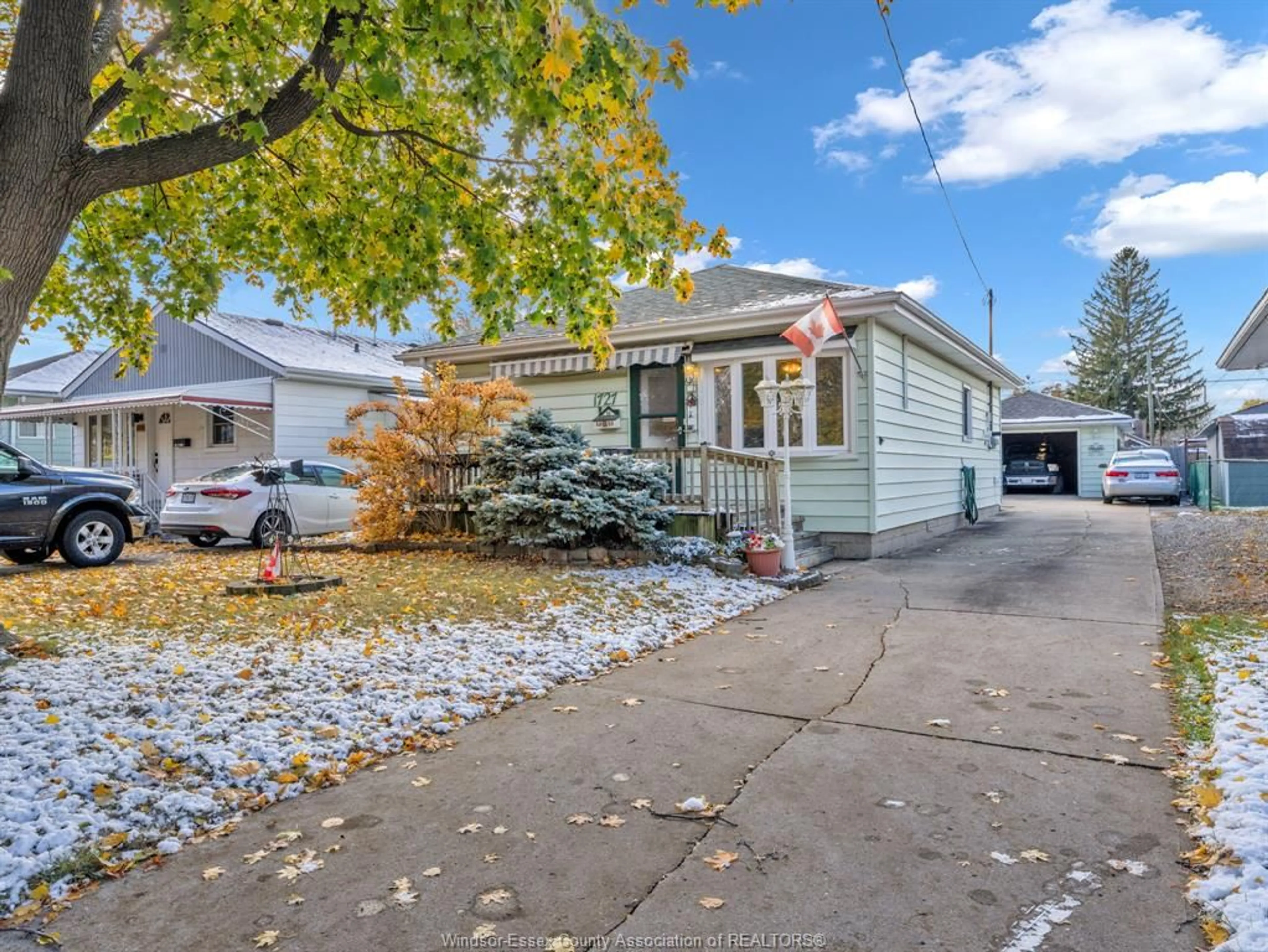 Home with vinyl exterior material, street for 1727 GLENDALE Ave, Windsor Ontario N8T 2N1