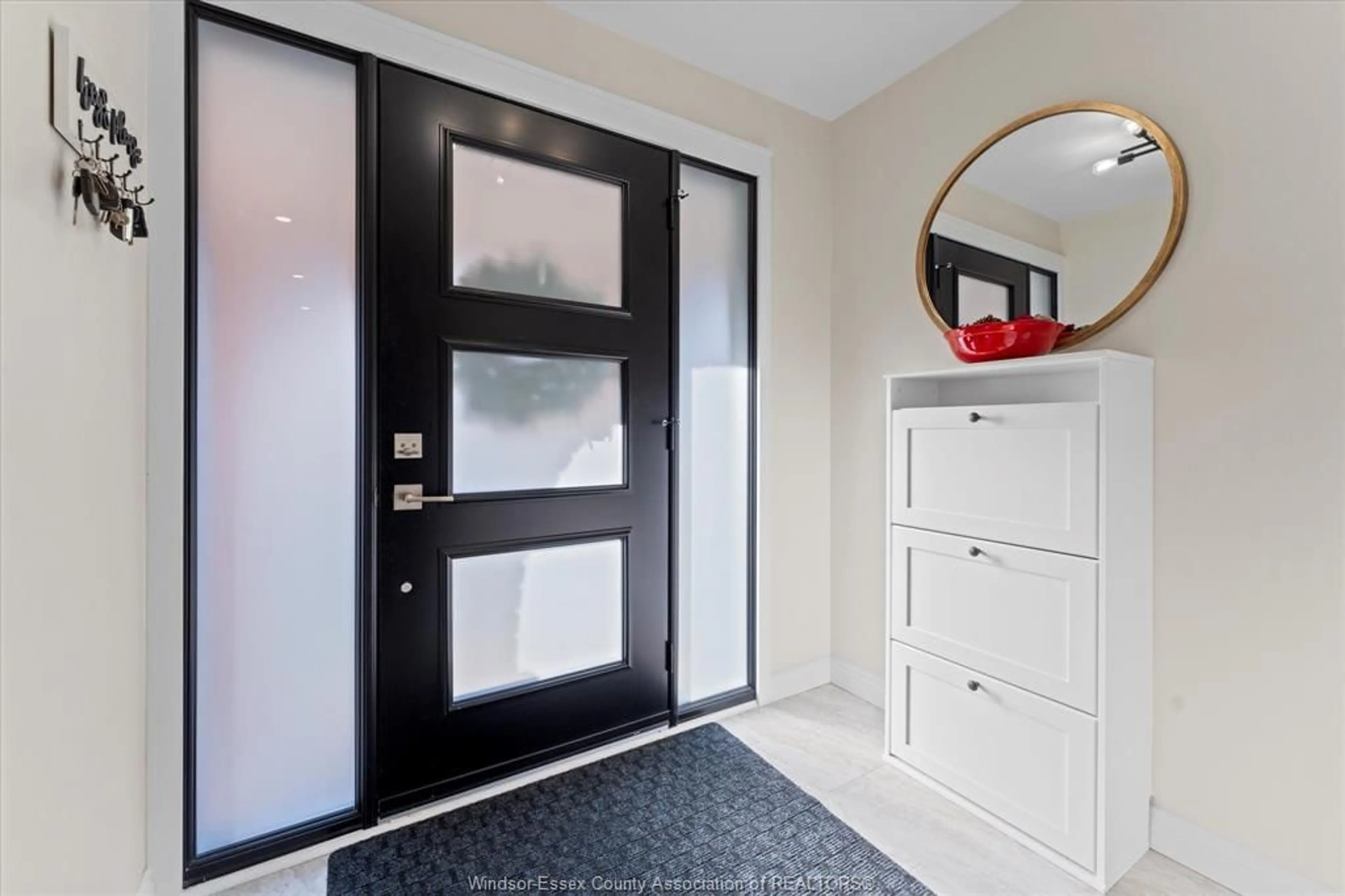 Indoor entryway for 1994 BALFOUR, Windsor Ontario N8T 2S5