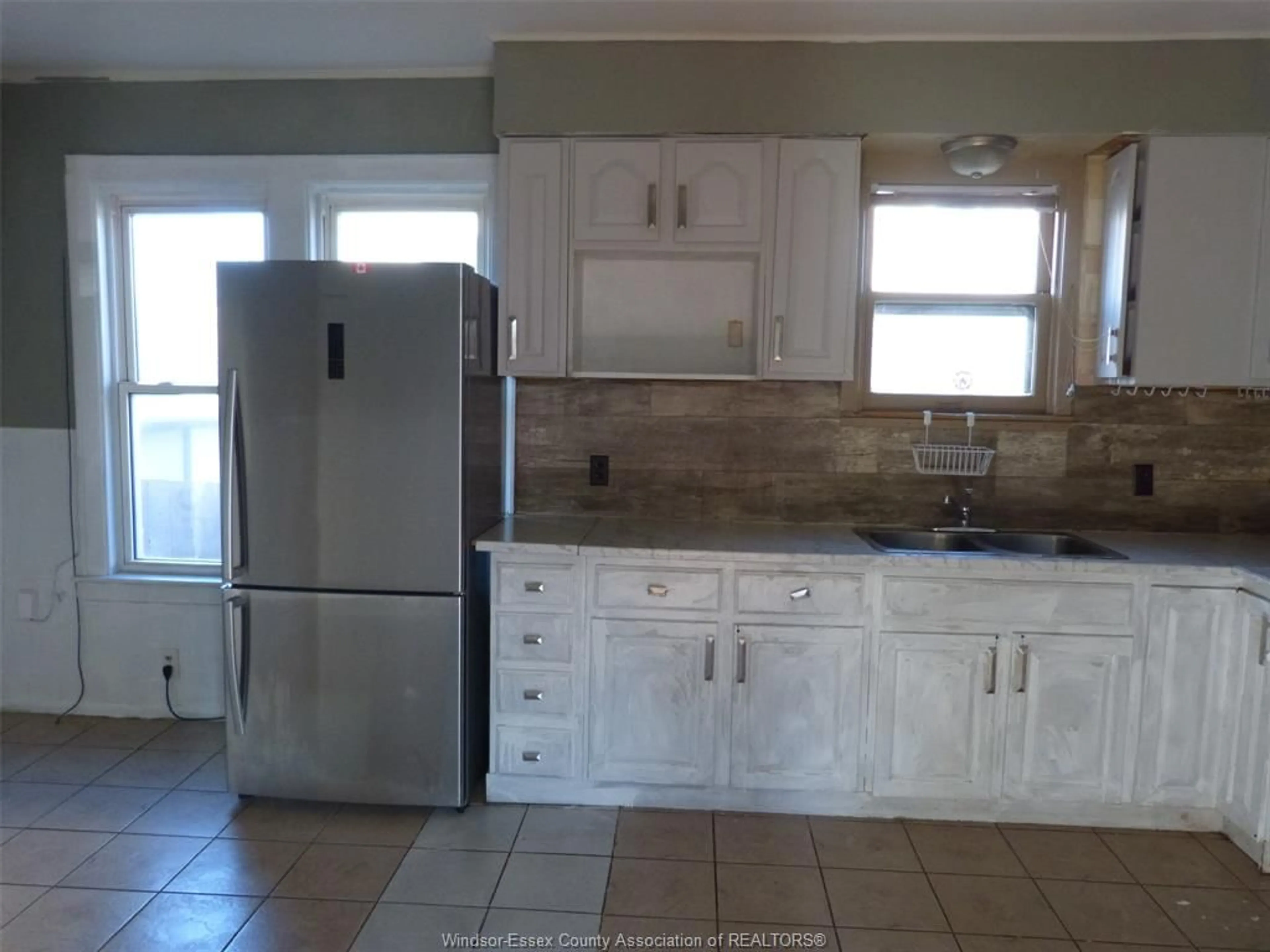 Standard kitchen, ceramic/tile floor for 1434 TECUMSEH Blvd, Windsor Ontario N8X 1H5