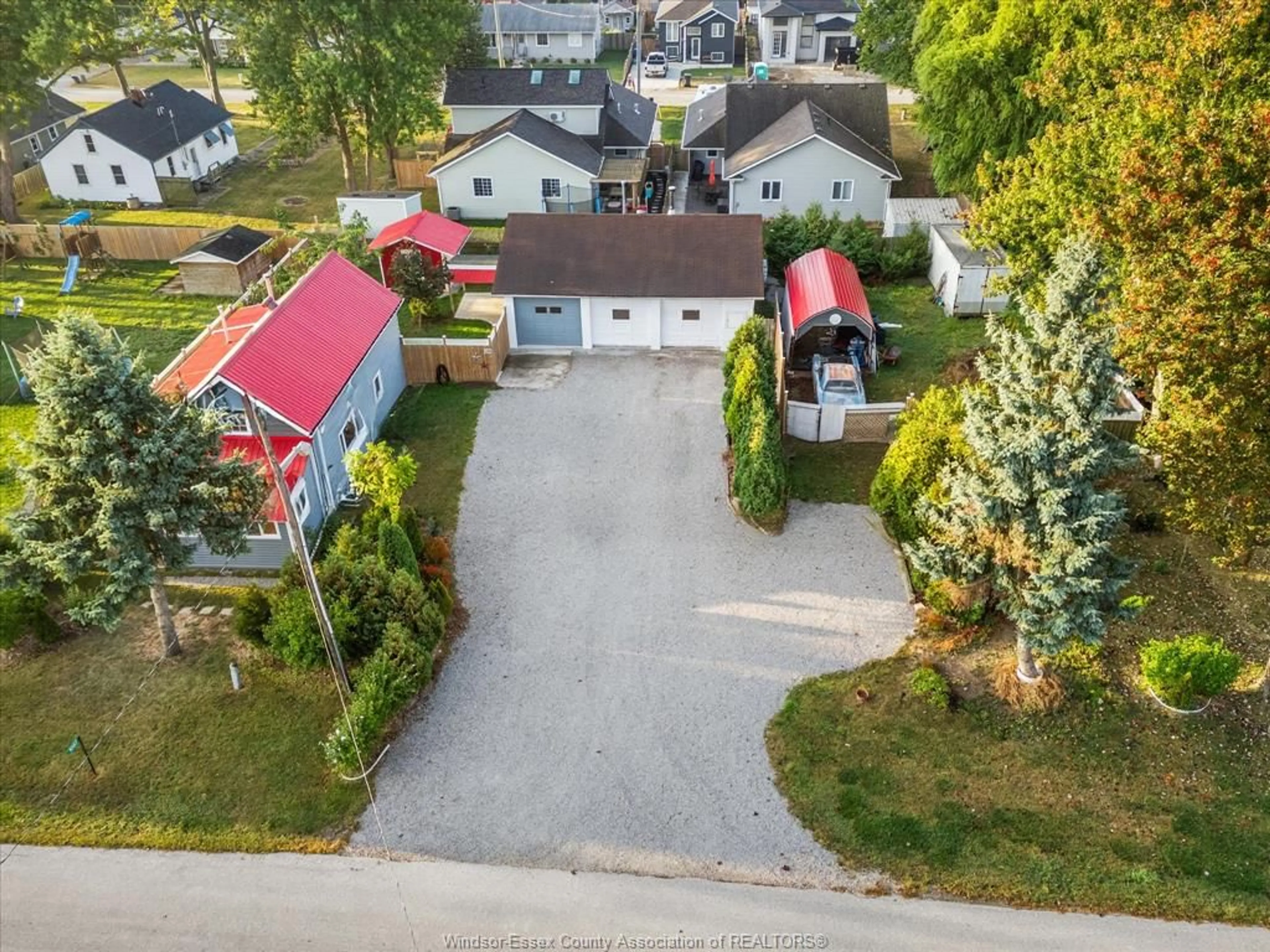 A pic from outside/outdoor area/front of a property/back of a property/a pic from drone, street for 1057 OAK Ave, Kingsville Ontario N9Y 3T6