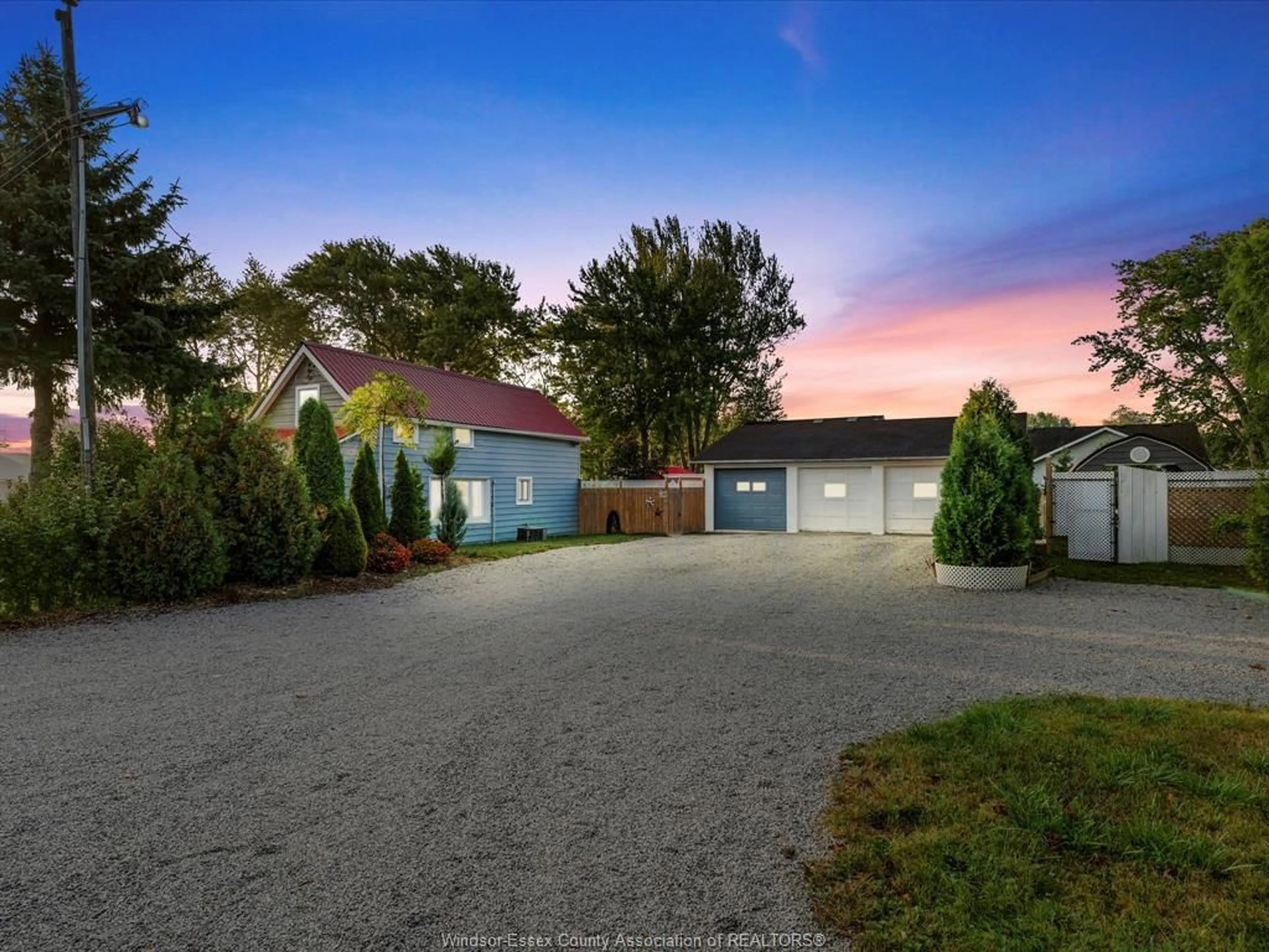 A pic from outside/outdoor area/front of a property/back of a property/a pic from drone, street for 1057 OAK Ave, Kingsville Ontario N9Y 3T6