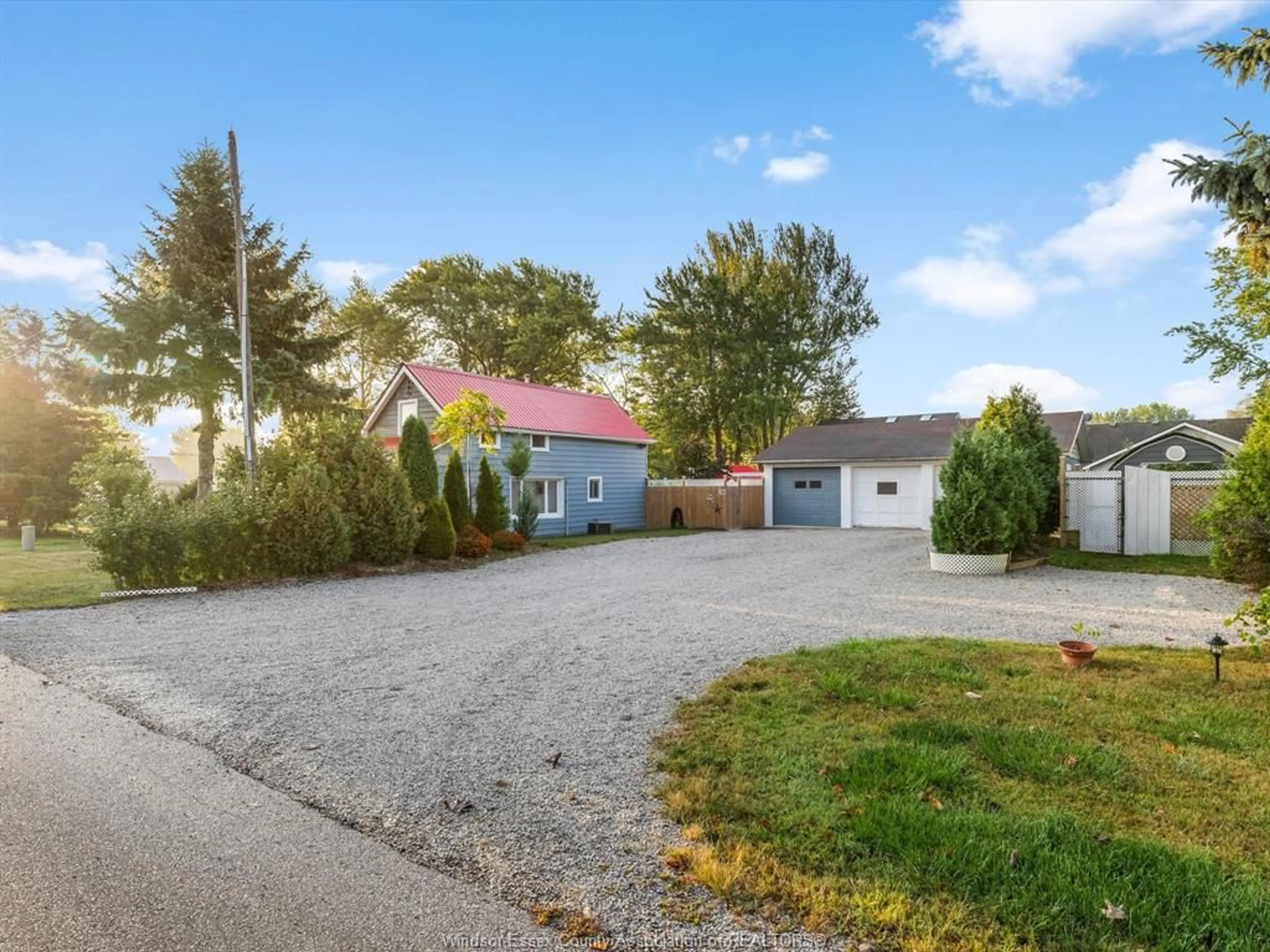 A pic from outside/outdoor area/front of a property/back of a property/a pic from drone, street for 1057 OAK Ave, Kingsville Ontario N9Y 3T6