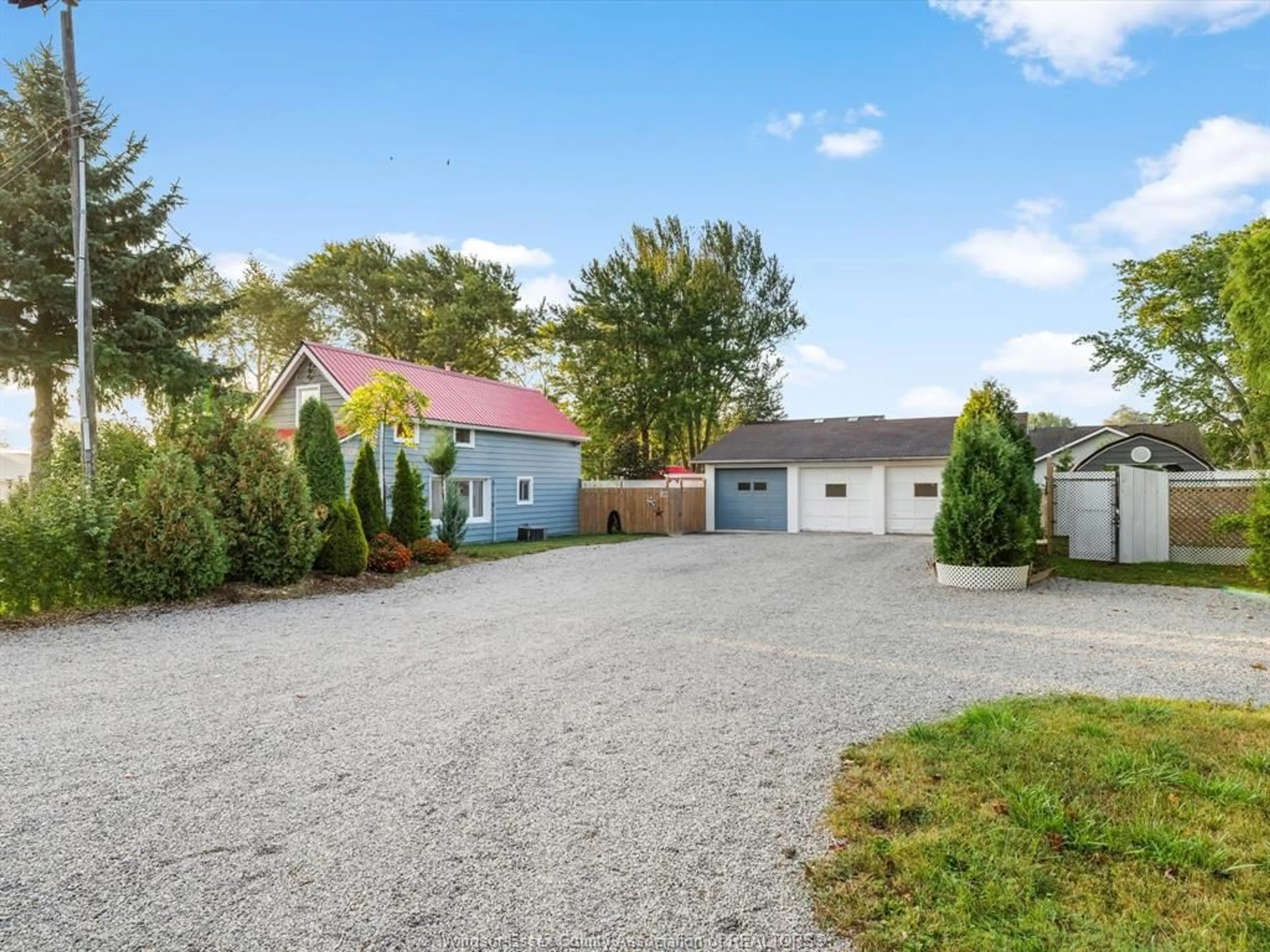 A pic from outside/outdoor area/front of a property/back of a property/a pic from drone, street for 1057 OAK Ave, Kingsville Ontario N9Y 3T6