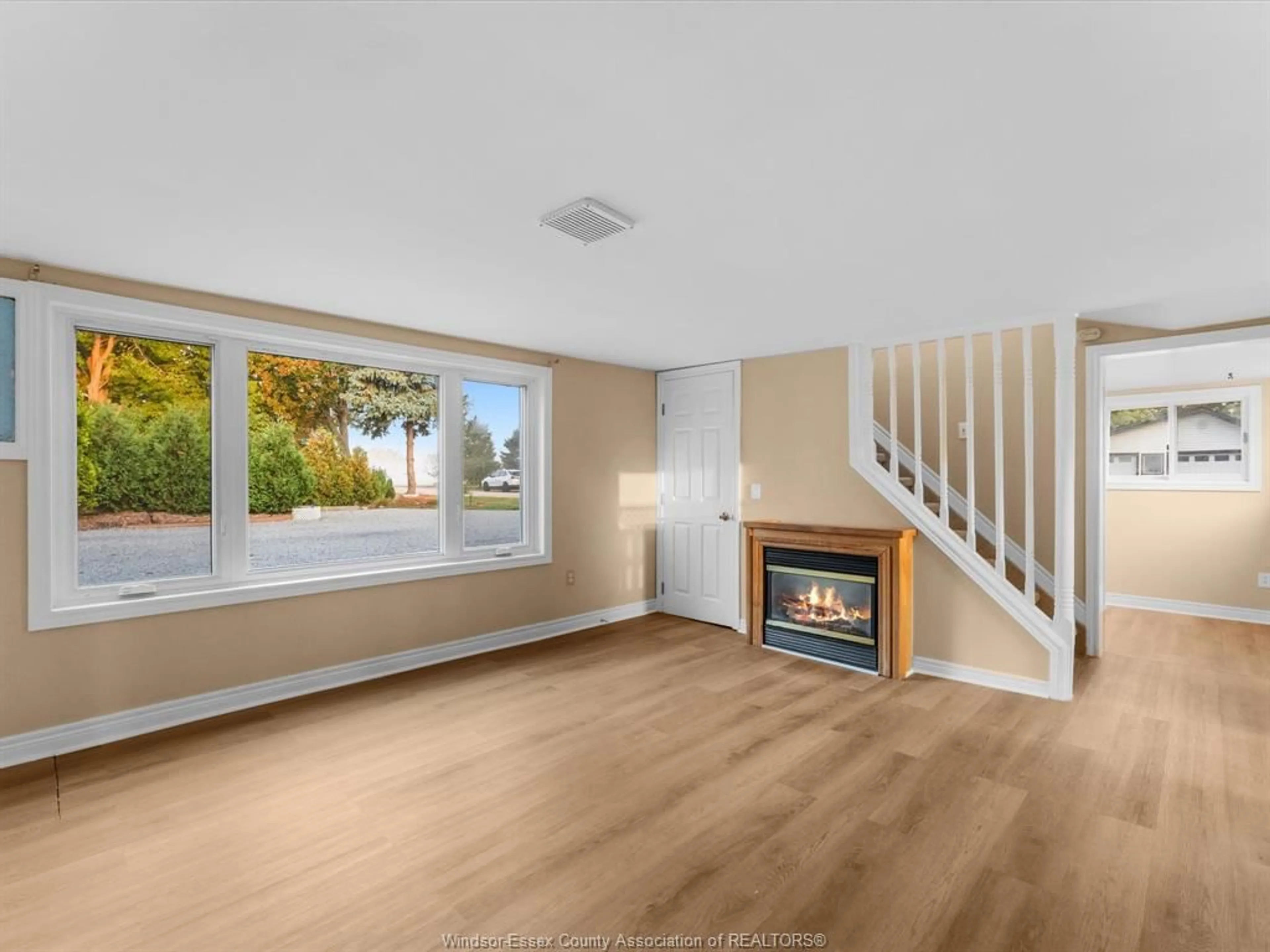 Living room with furniture, wood/laminate floor for 1057 OAK Ave, Kingsville Ontario N9Y 3T6