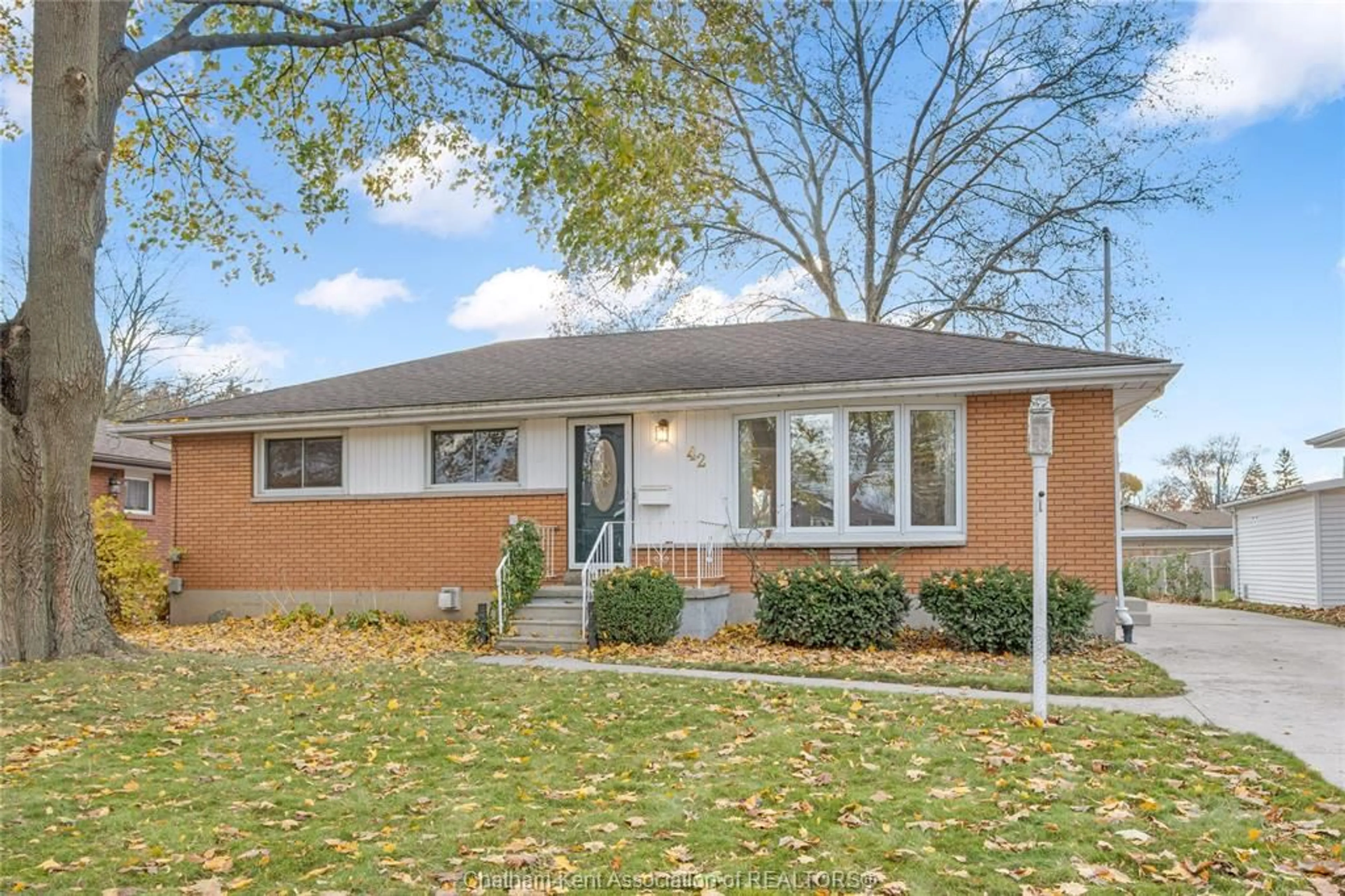 Home with brick exterior material, street for 42 LINCOLN Rd, Chatham Ontario N7M 4Y7