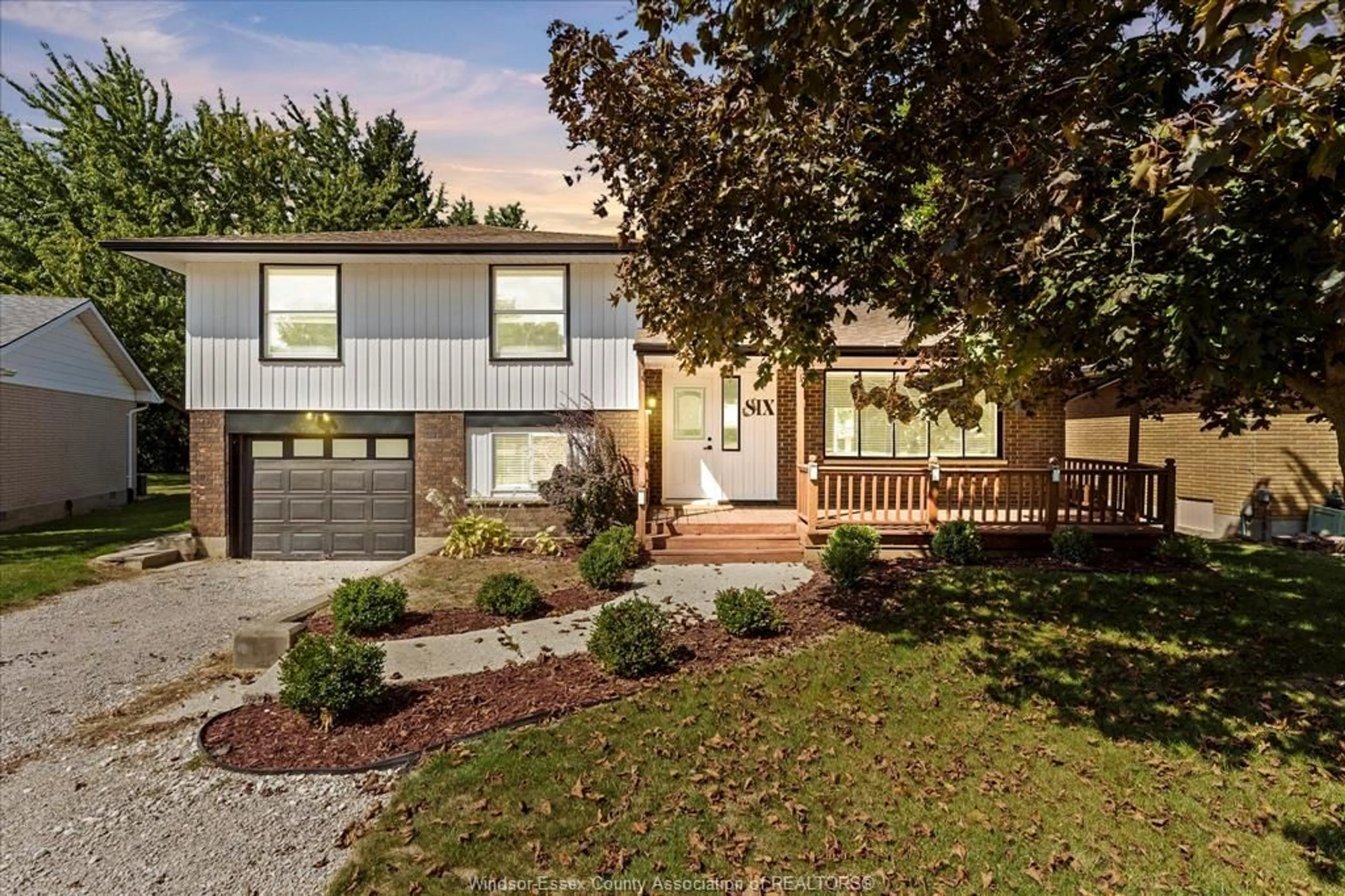 Home with vinyl exterior material, street for 6 Sunset Pl, Tilbury Ontario N0P 2L0