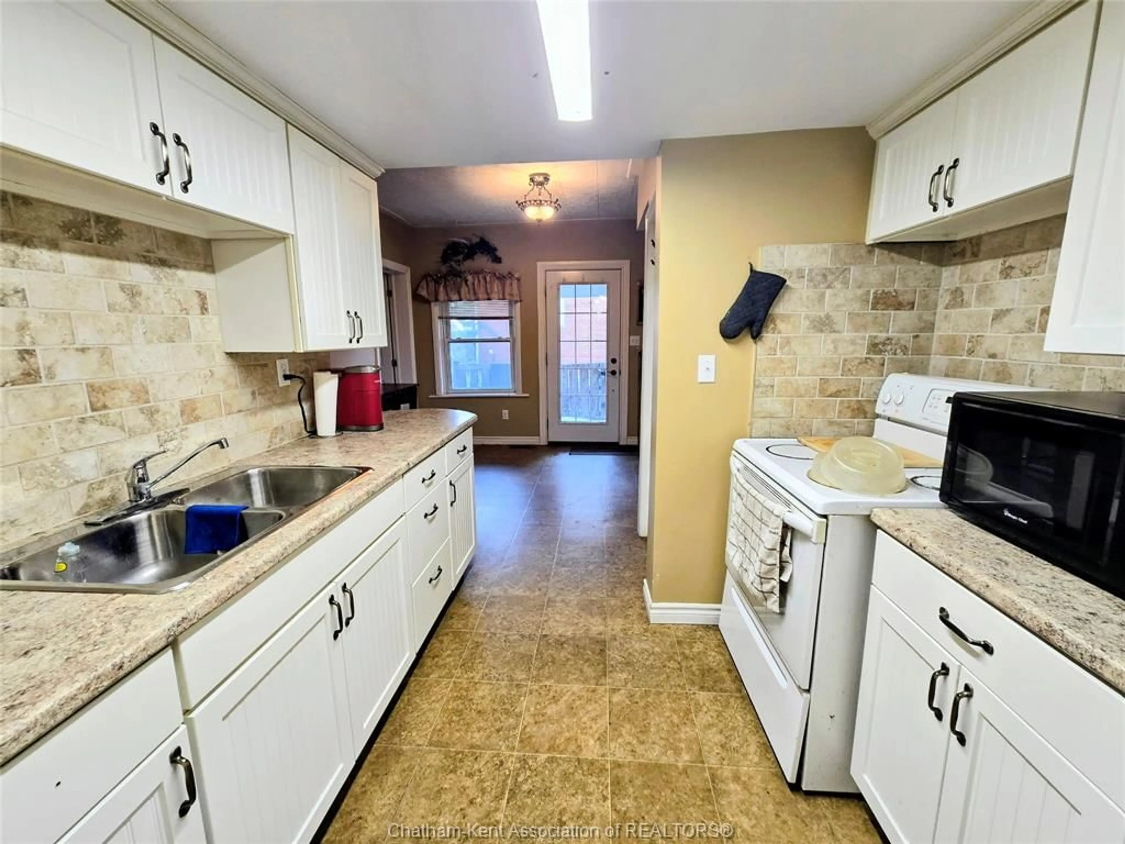 Kitchen with laundary machines, ceramic/tile floor for 82 Mercer St, Chatham Ontario N7M 4B1