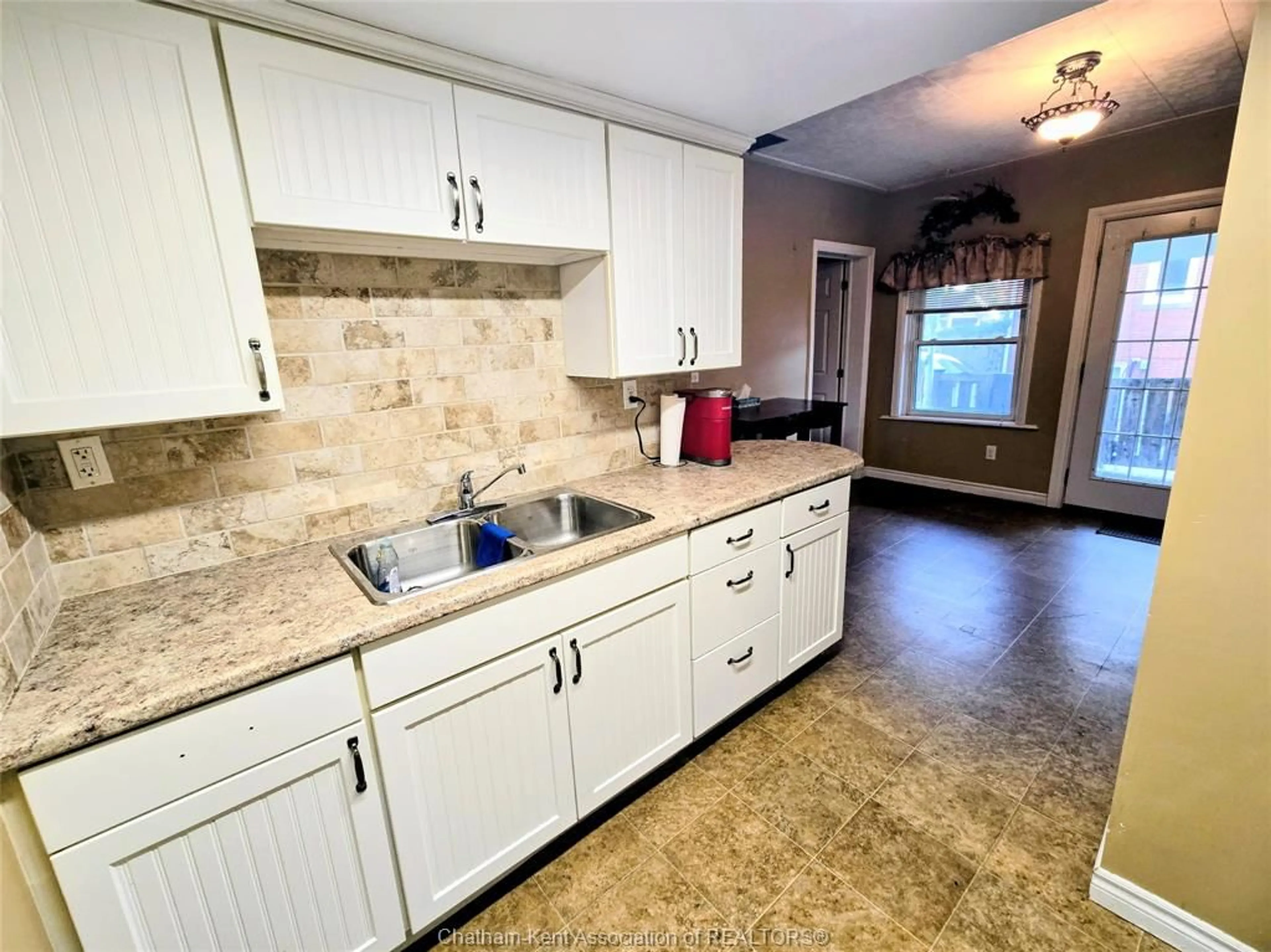 Standard kitchen, ceramic/tile floor for 82 Mercer St, Chatham Ontario N7M 4B1