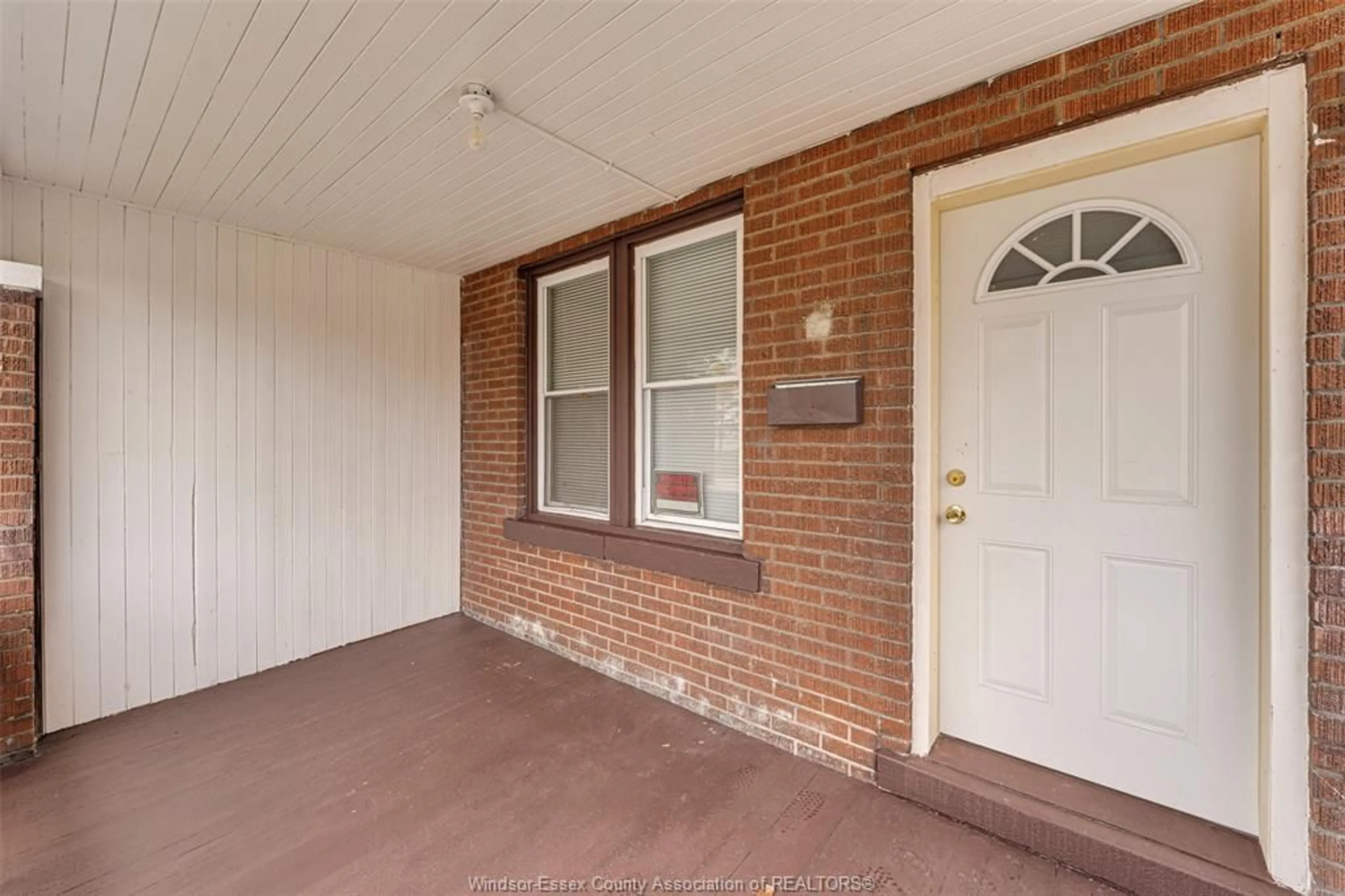 Unknown for 737 PICHE, Windsor Ontario N9C 3G6