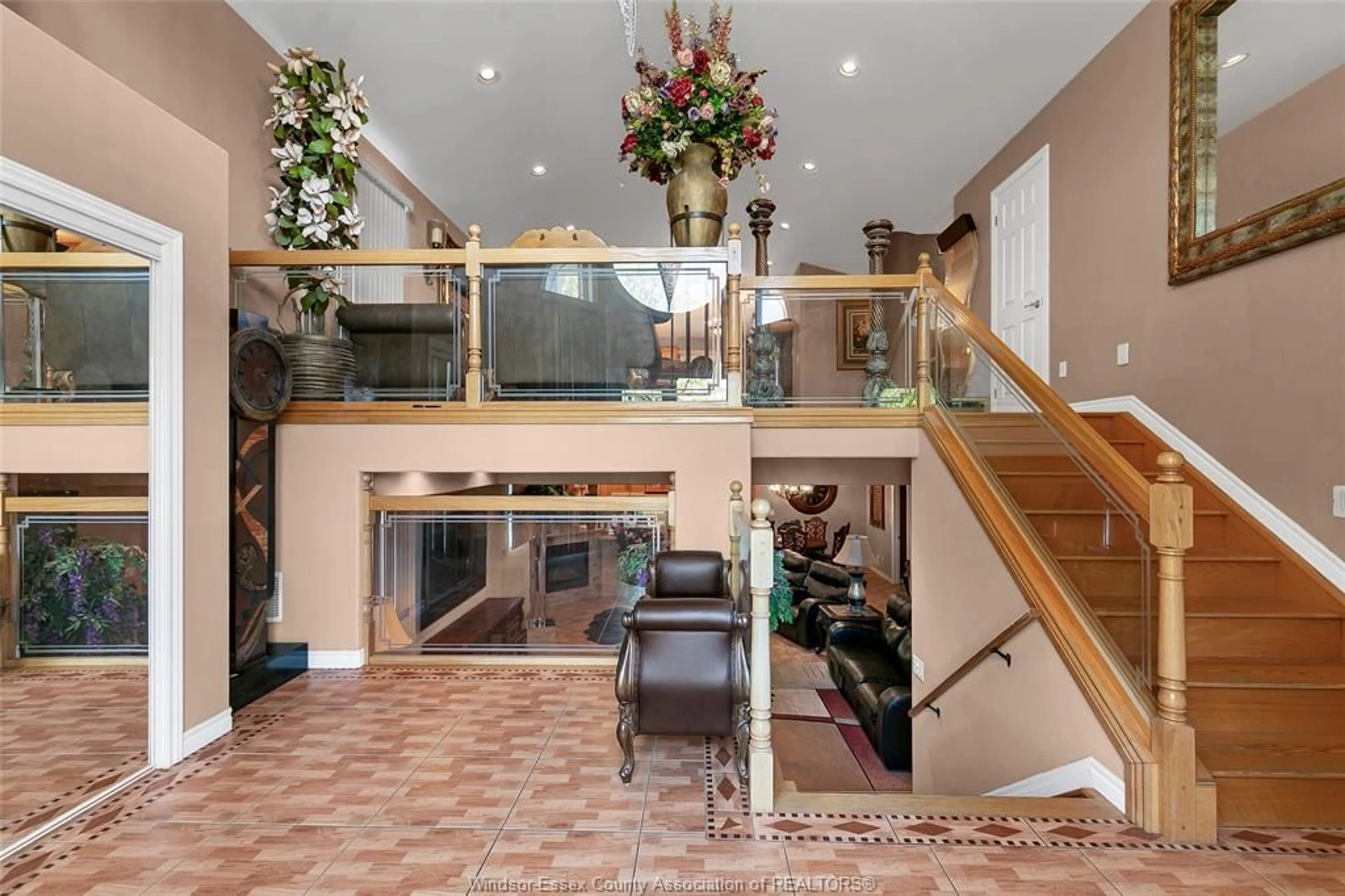 Indoor foyer for 762 NEWPORT Cres, Windsor Ontario N9E 4Z5