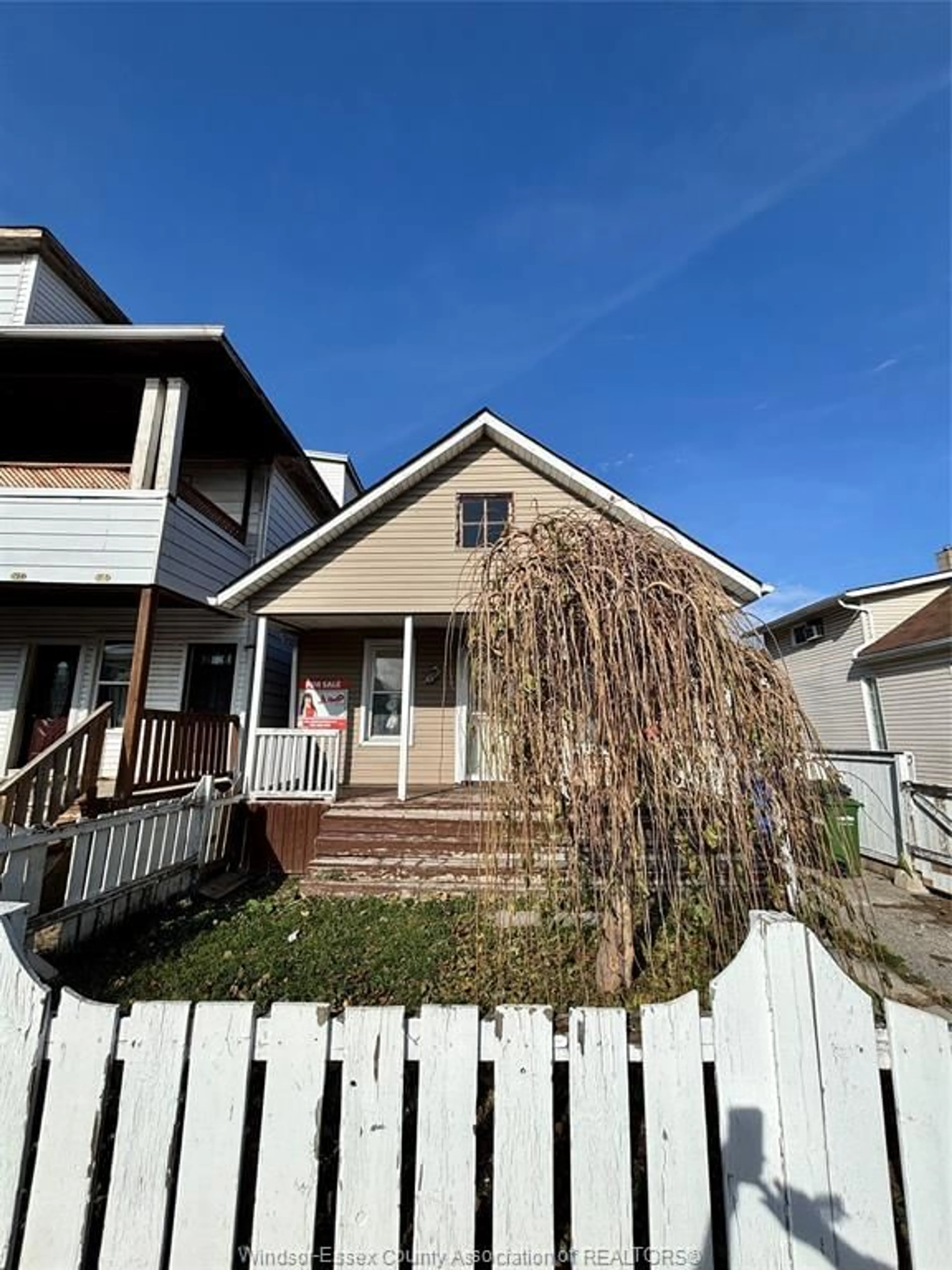 A pic from outside/outdoor area/front of a property/back of a property/a pic from drone, street for 768 BRANT, Windsor Ontario N9A 3E8